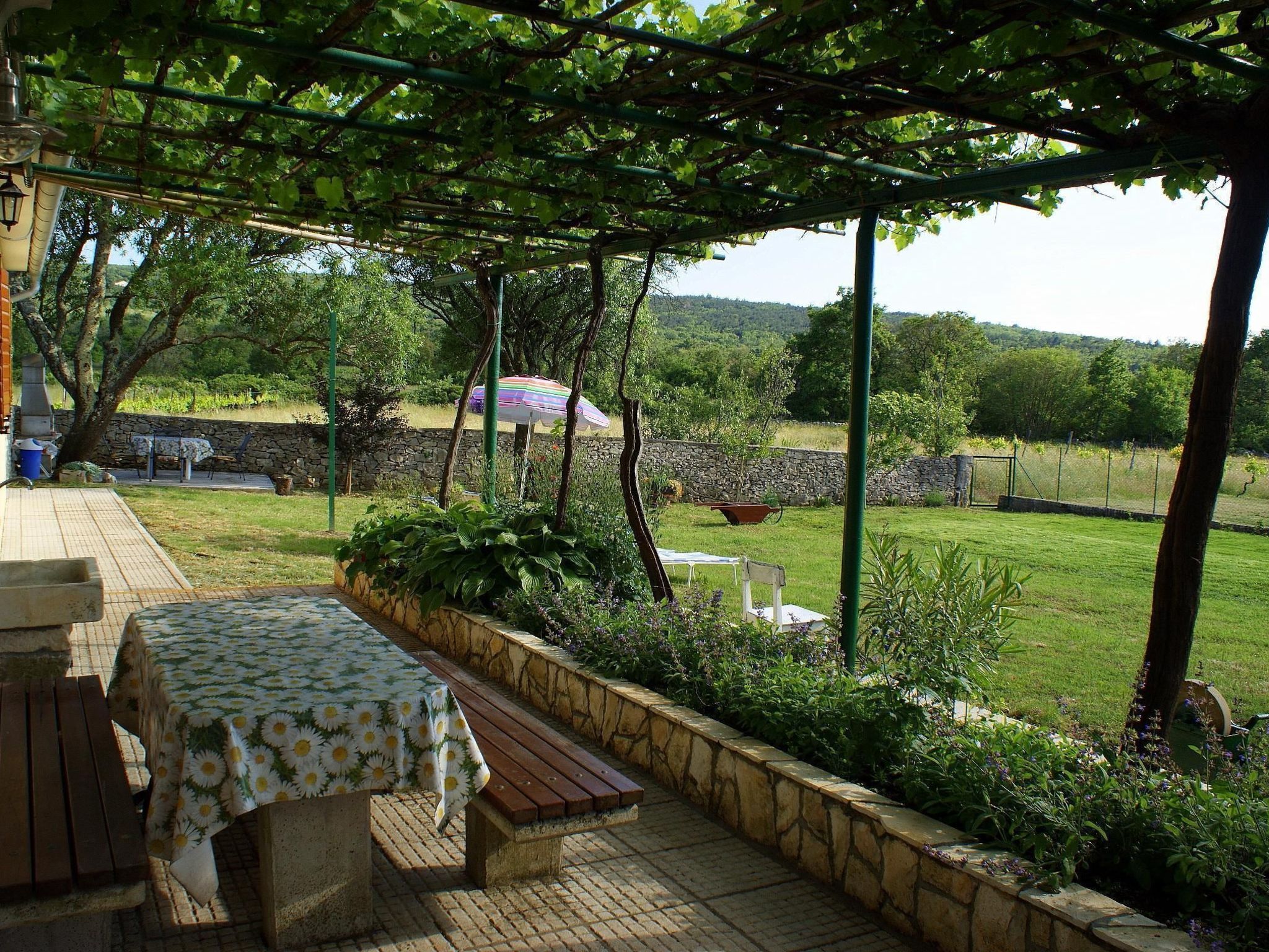 Charmantes Ferienhaus in Bartići mit Terrasse-Binnen