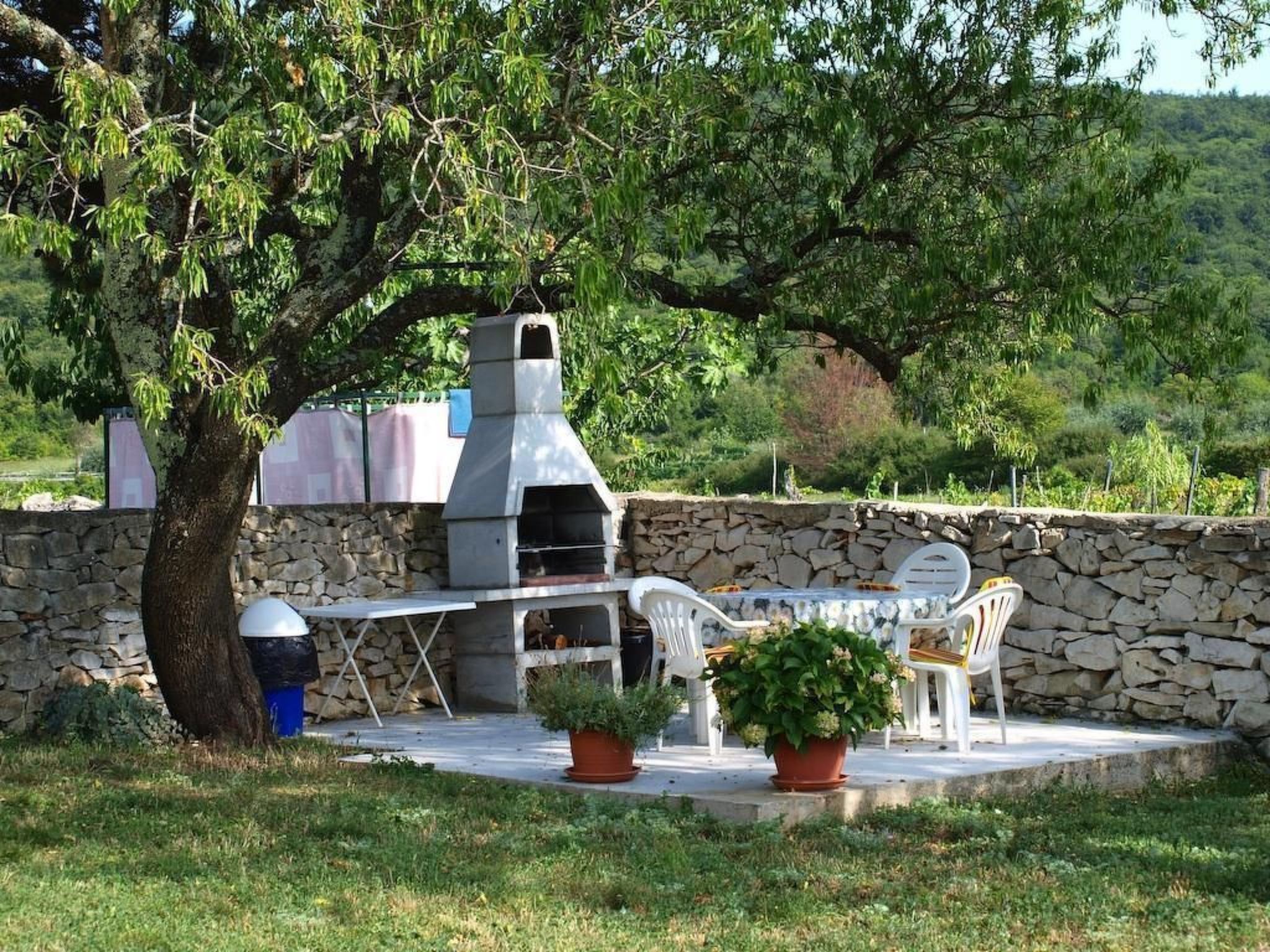 Charmantes Ferienhaus in Bartići mit Terrasse-Binnen