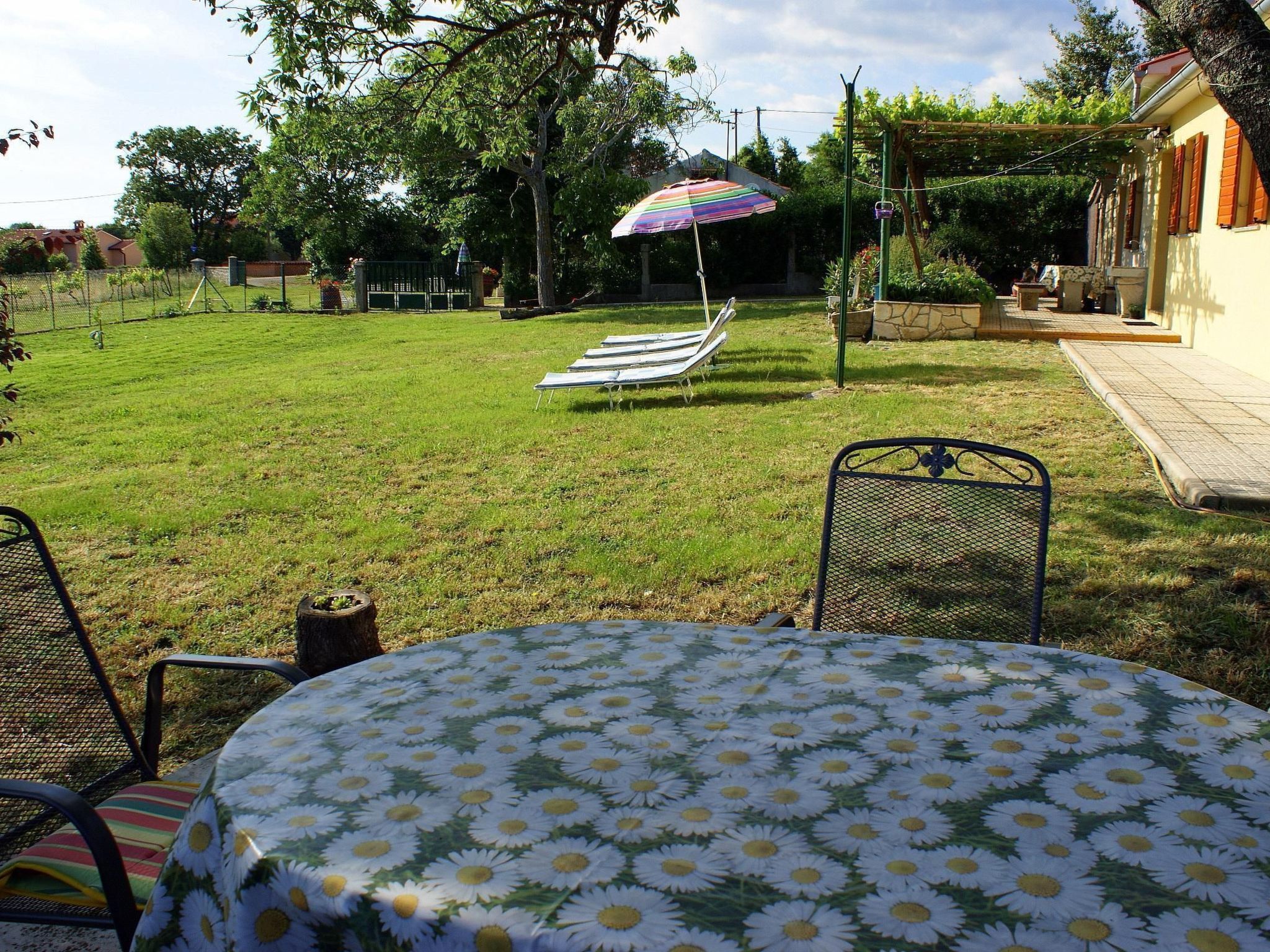 Charmantes Ferienhaus in Bartići mit Terrasse-Binnen