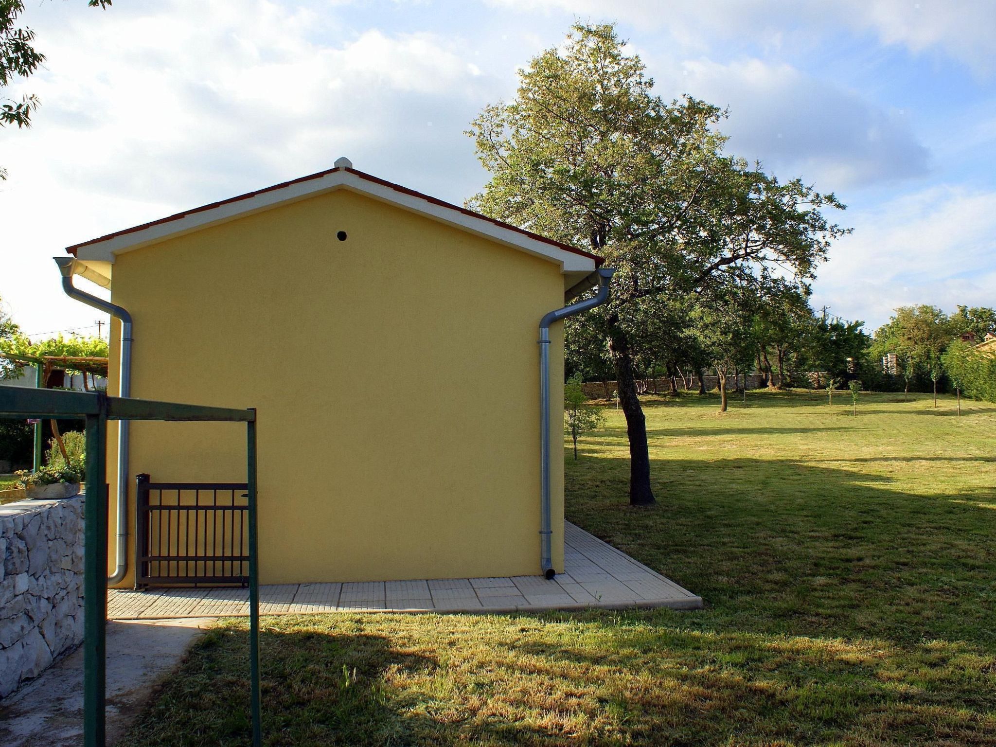 Charmantes Ferienhaus in Bartići mit Terrasse-Binnen
