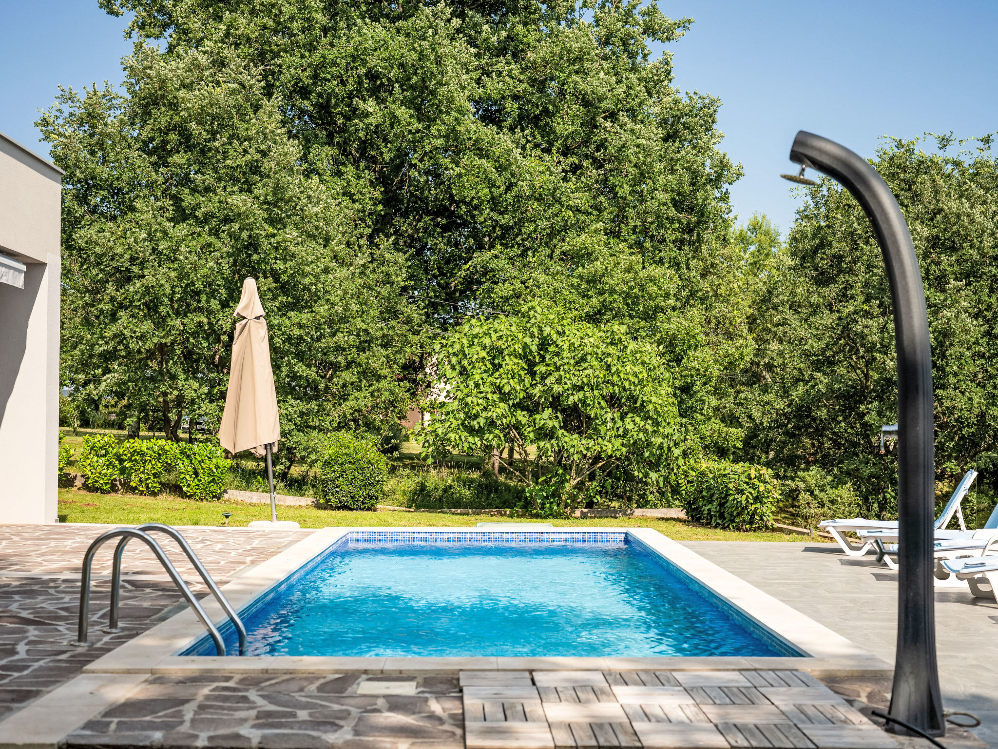 Mit eigenem Pool - Buiten