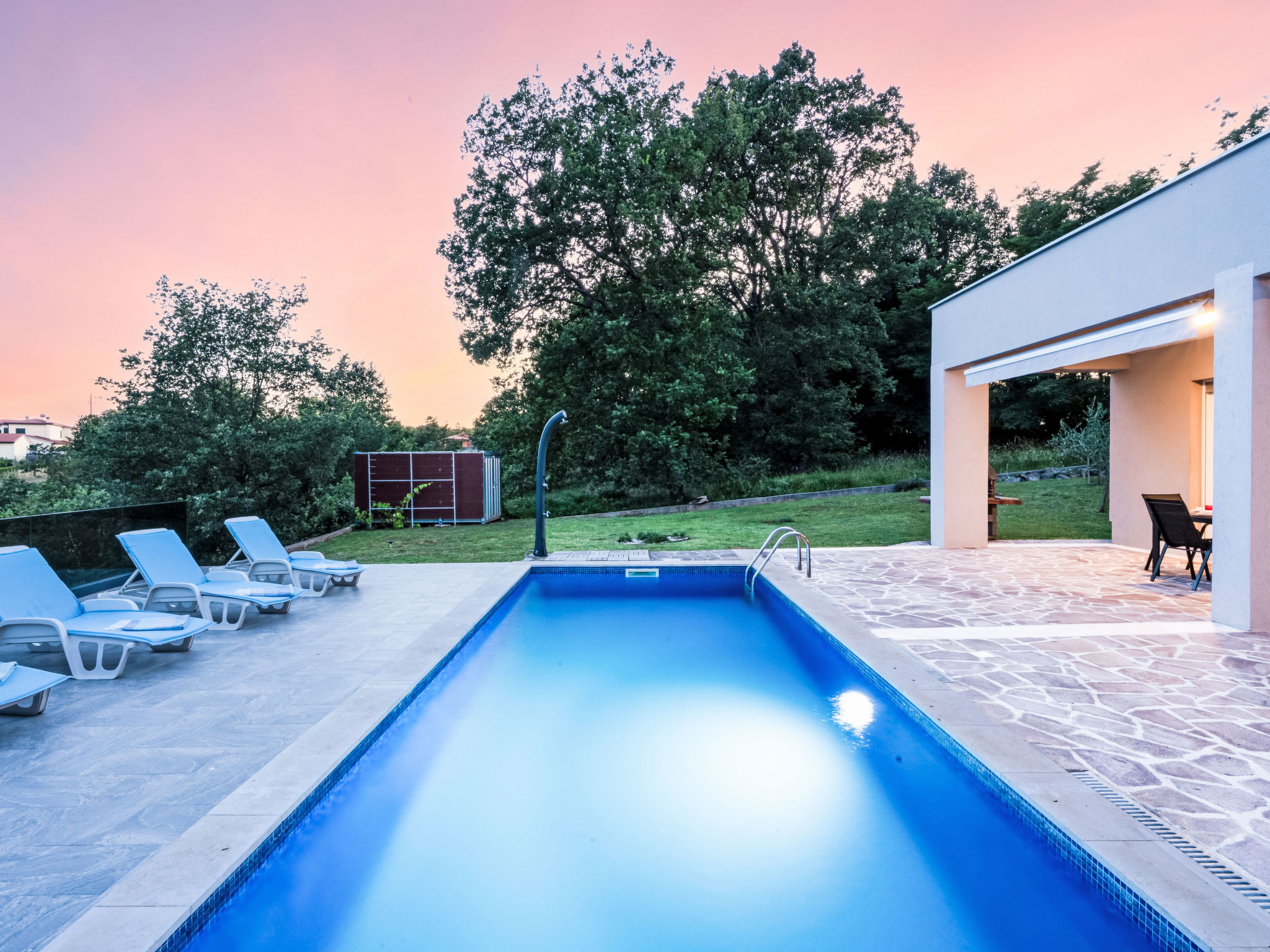 Mit eigenem Pool - Buiten