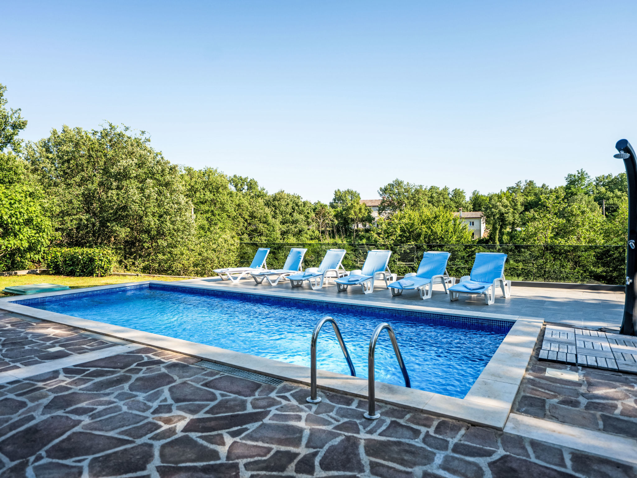Mit eigenem Pool - Buiten