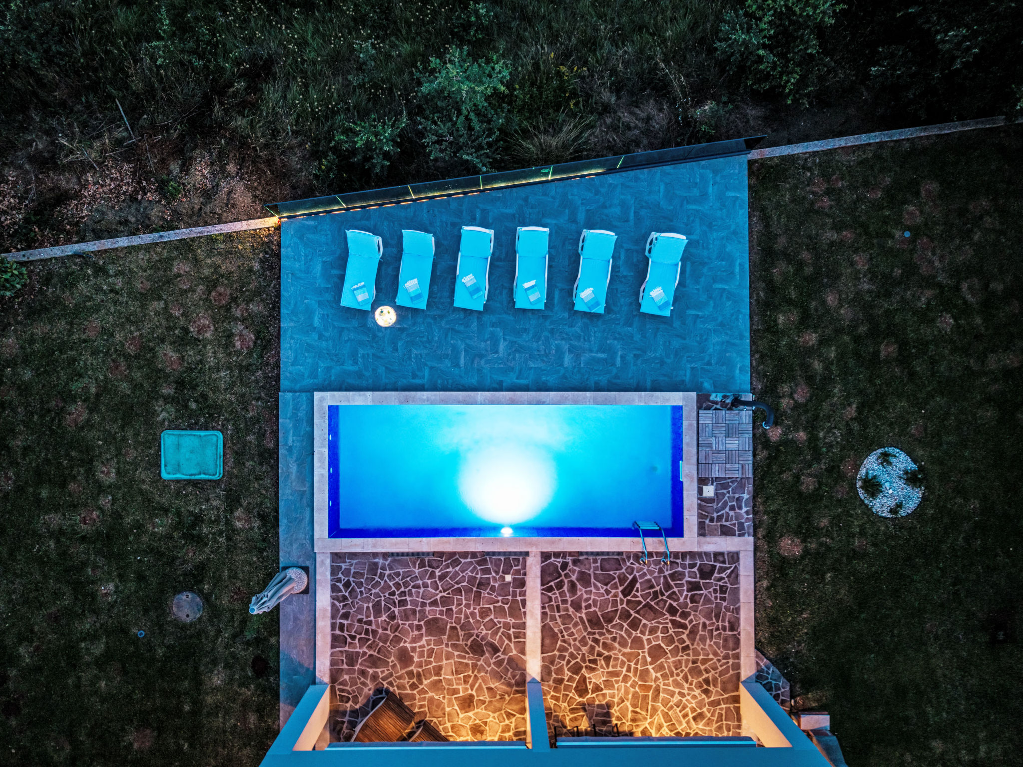 Mit eigenem Pool - Buiten