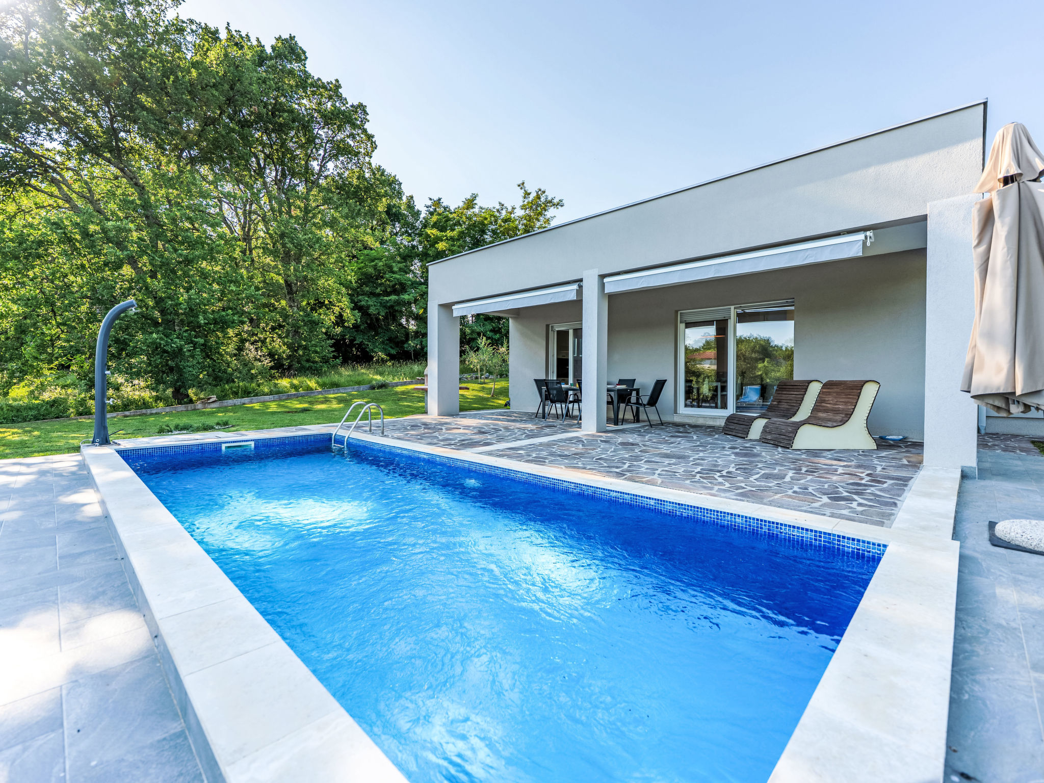 Mit eigenem Pool - Buiten