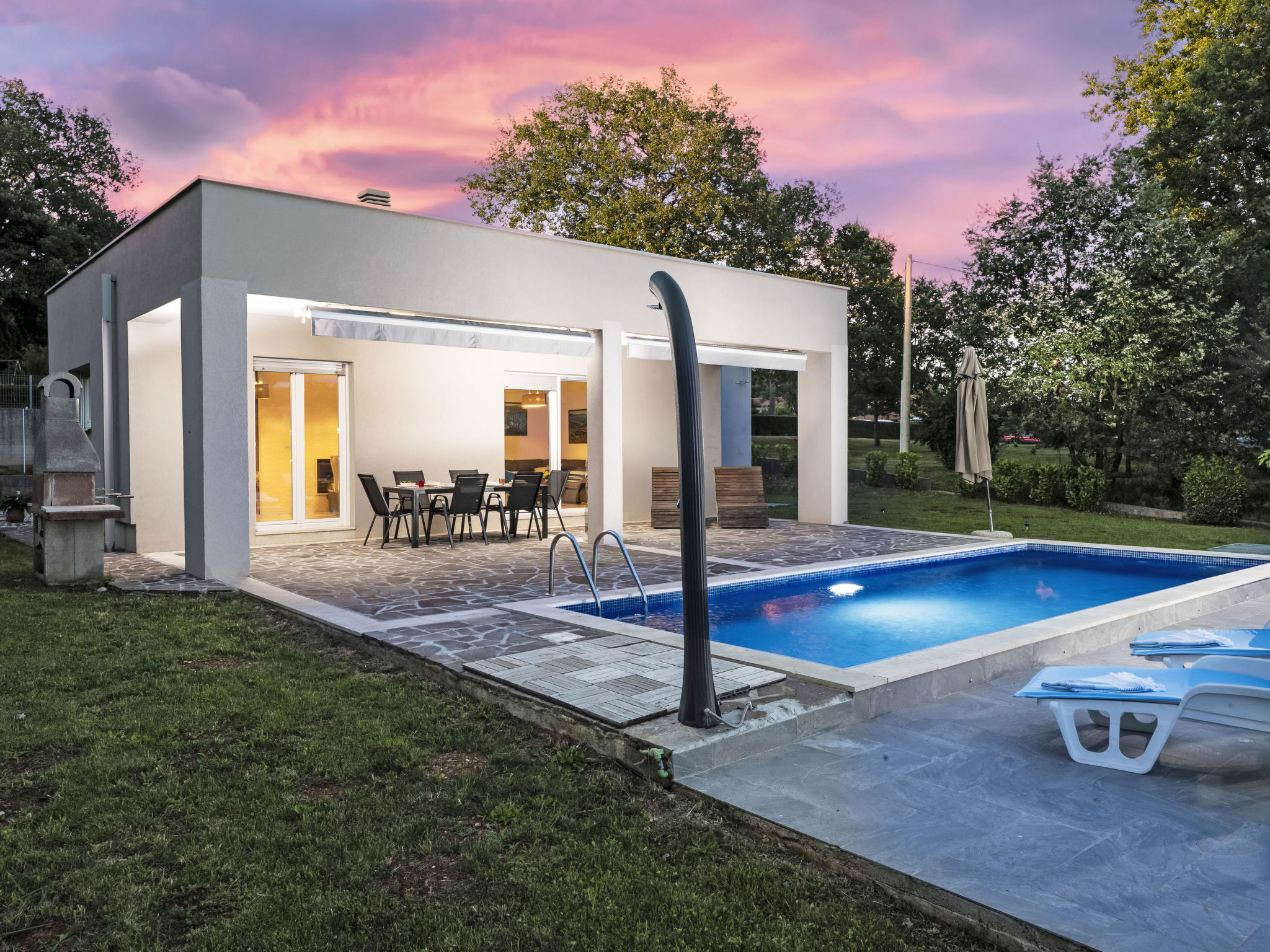 Mit eigenem Pool - Buiten