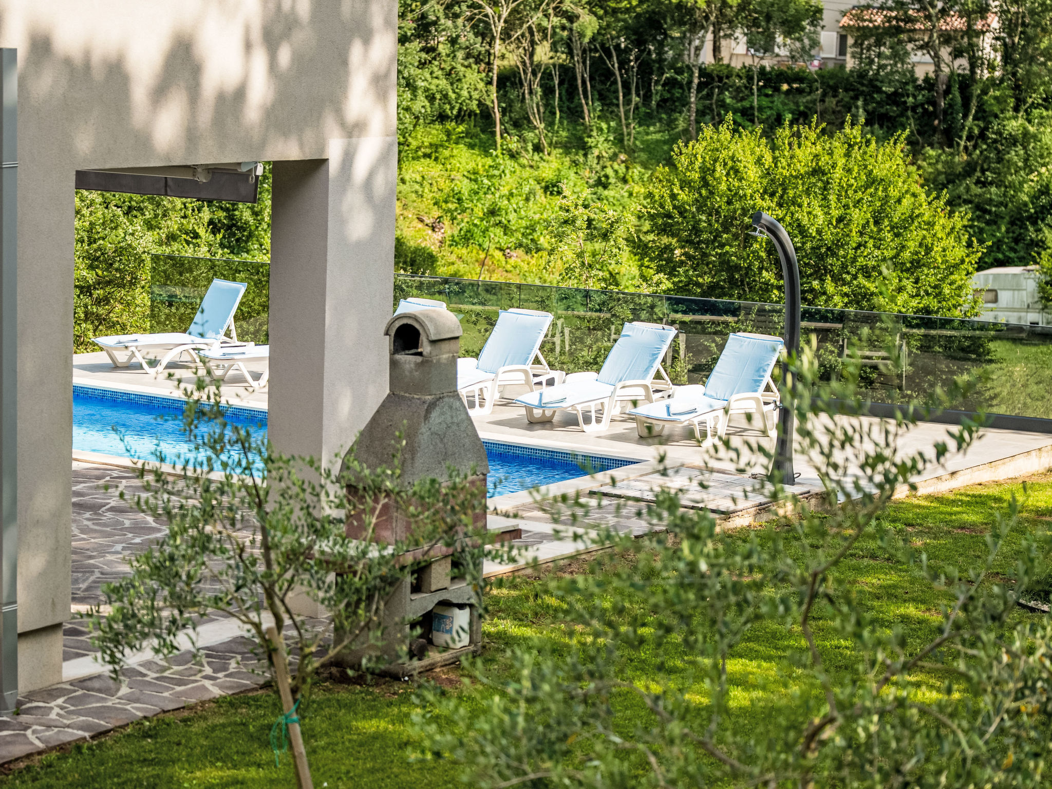 Mit eigenem Pool - Buiten