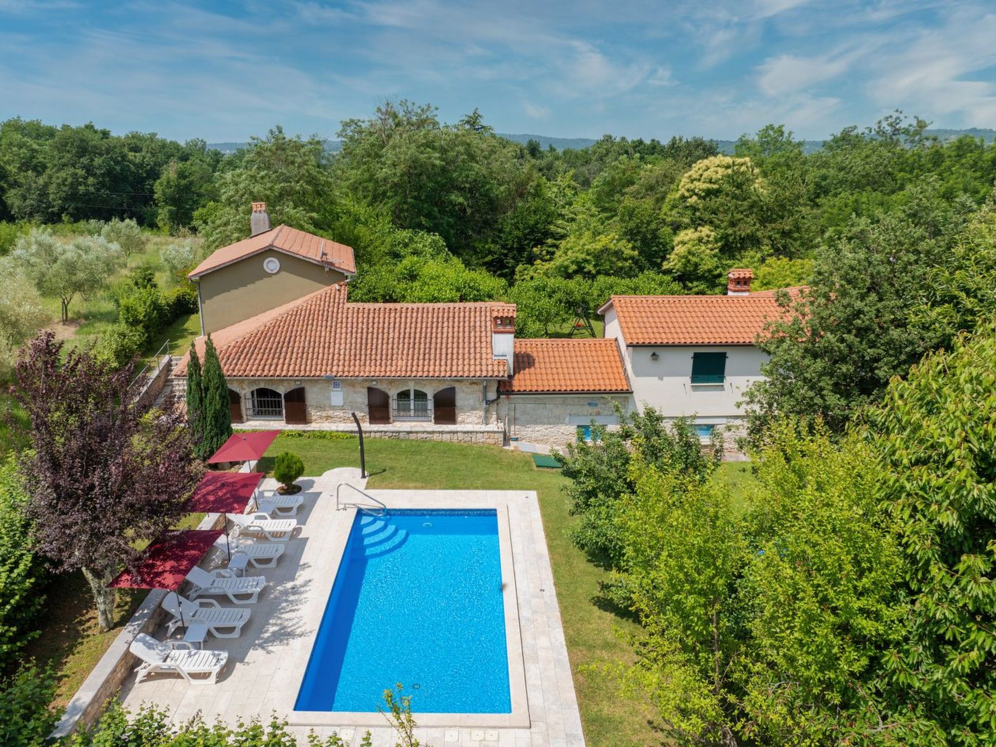 Gemütliches Ferienhaus in Ružići mit Offenem Kamin-Dedans