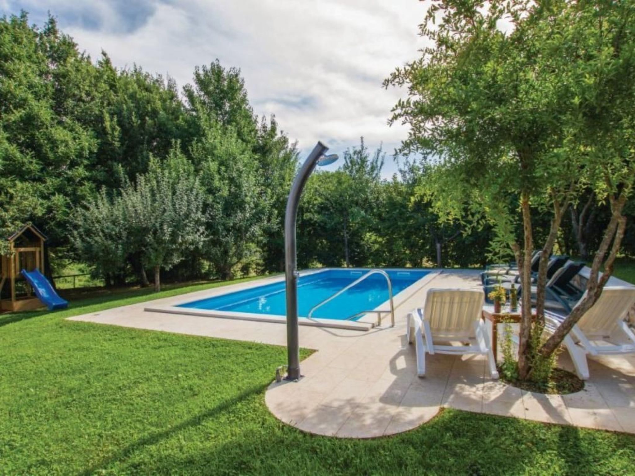 Gemütliches Ferienhaus in Ružići mit Offenem Kamin-Dedans