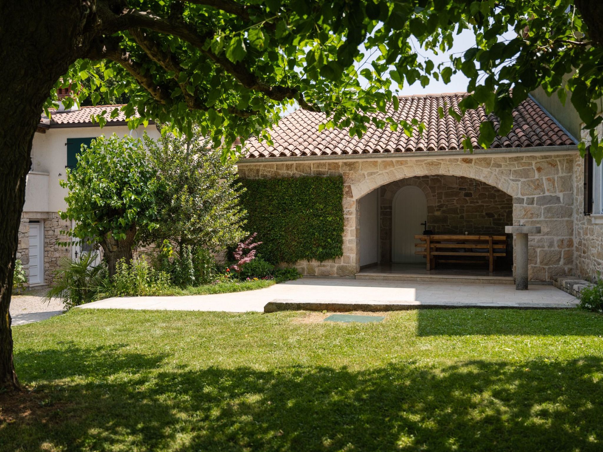 Gemütliches Ferienhaus in Ružići mit Offenem Kamin-Dedans