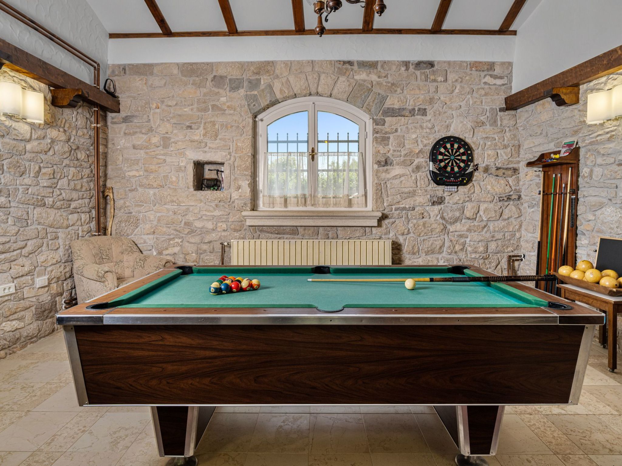 Gemütliches Ferienhaus in Ružići mit Offenem Kamin-Dedans