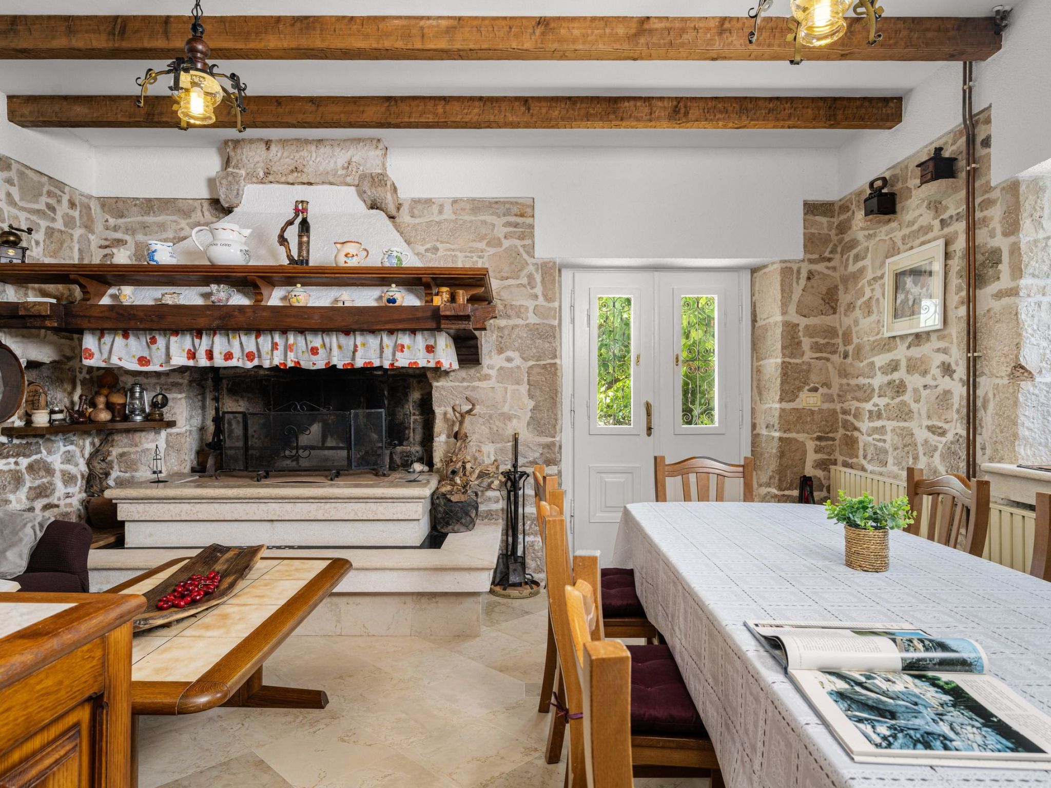 Gemütliches Ferienhaus in Ružići mit Offenem Kamin-Dedans