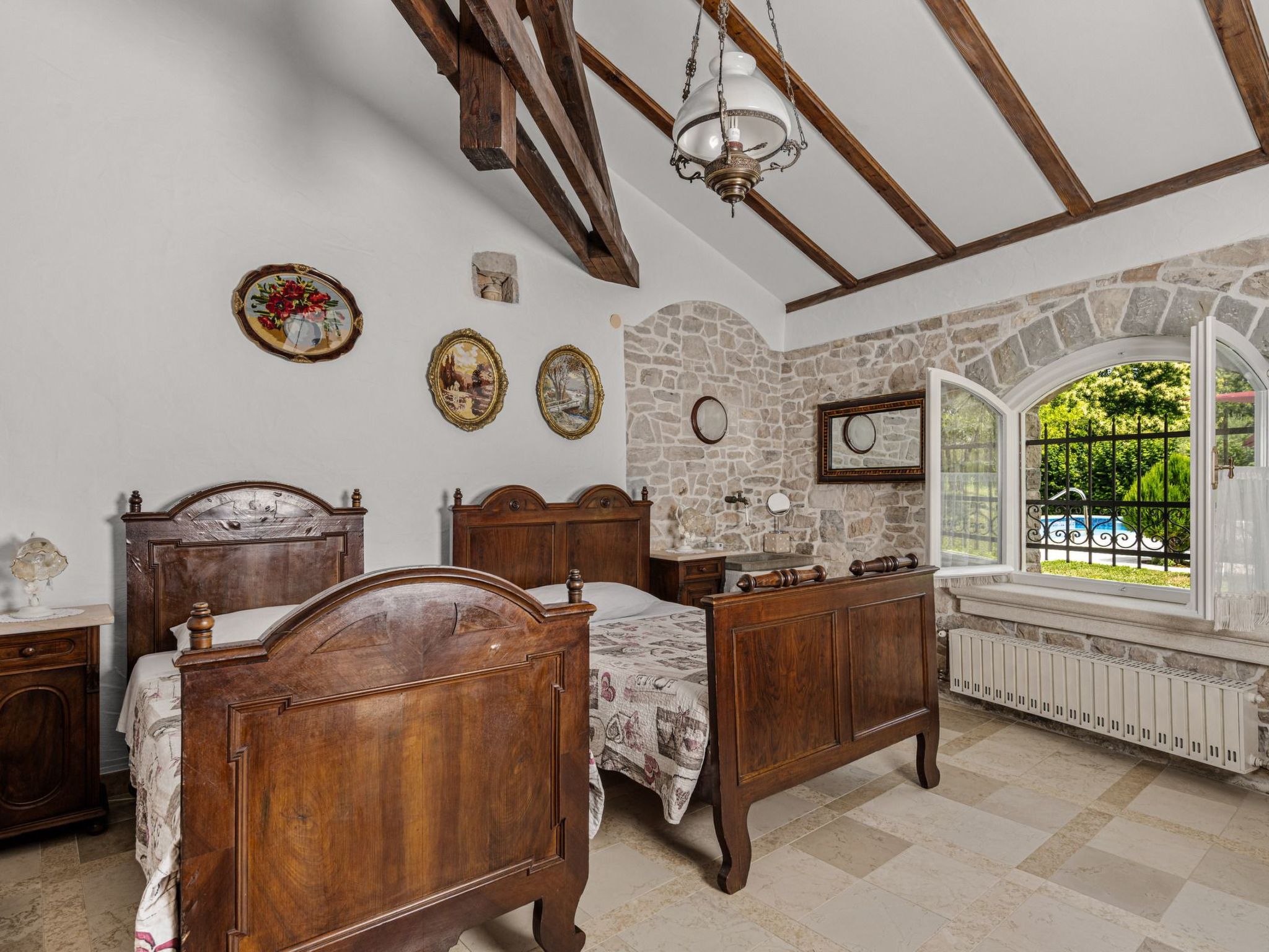 Gemütliches Ferienhaus in Ružići mit Offenem Kamin-Dedans