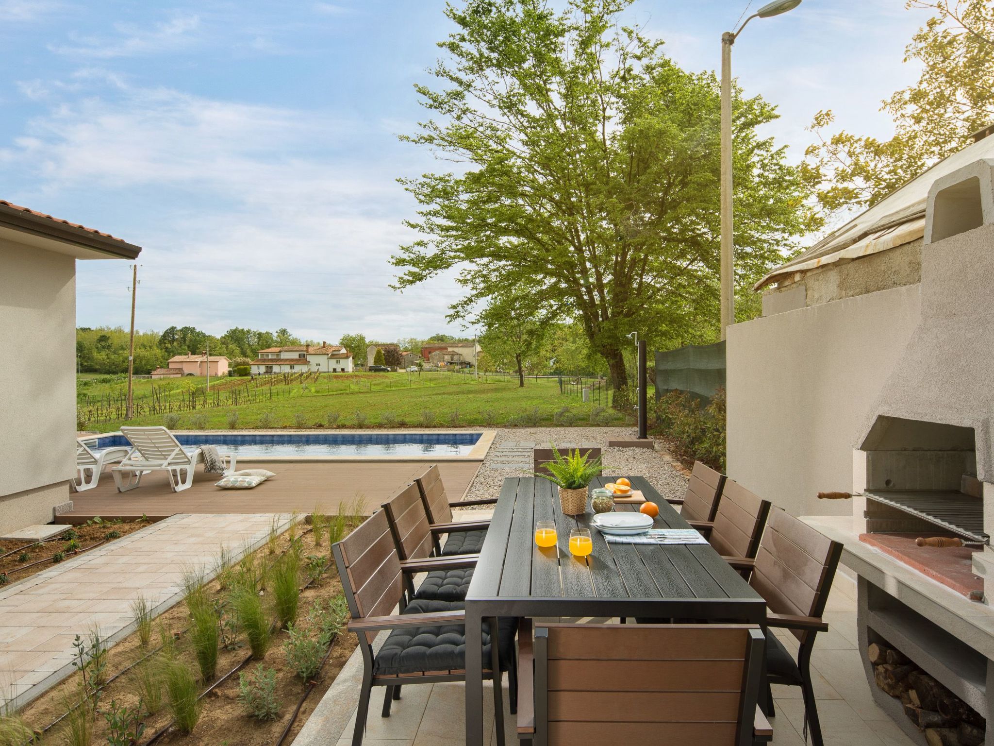 Charmante Villa mit gepflegtem Garten und beheiztem Pool-Dedans