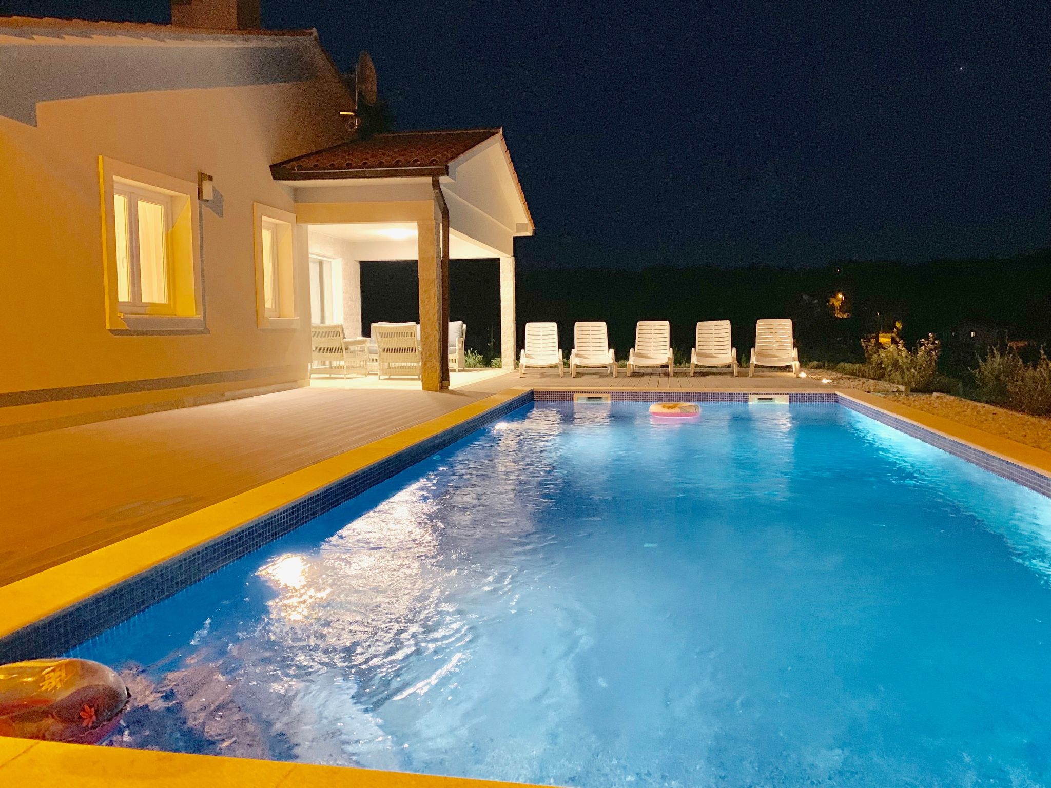 Charmante Villa mit gepflegtem Garten und beheiztem Pool-Dedans