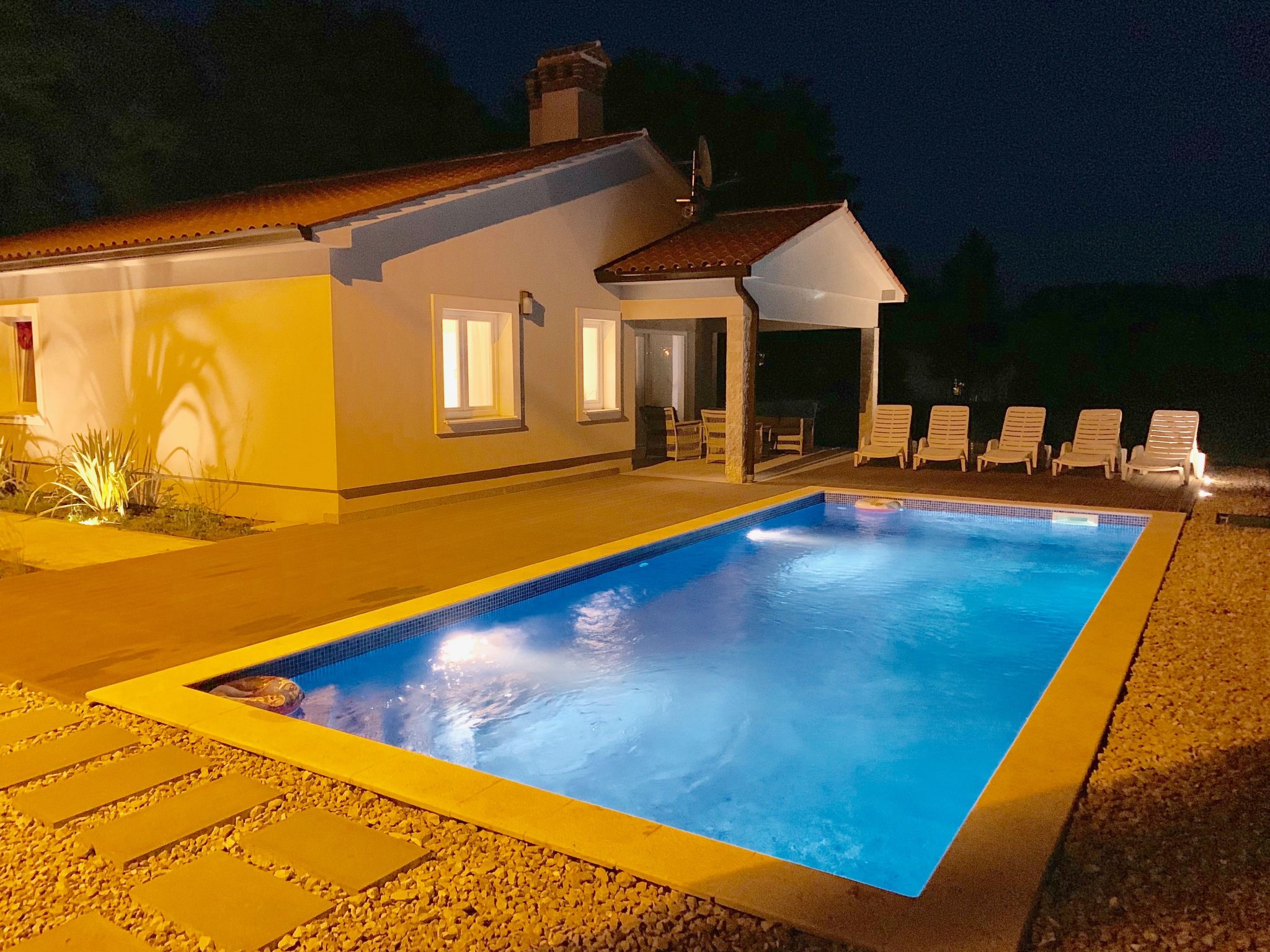 Charmante Villa mit gepflegtem Garten und beheiztem Pool-Dedans
