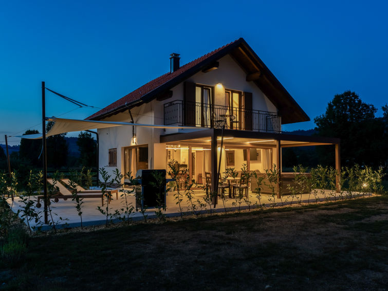Huis 3-kamers 120 m2 op 2 verdiepingen. Woon-/eetkamer met Sat-TV en air-conditioning. Uitgang naar het terras. Open keuken (oven, afwasmachine, 4 keramische glas kookplaten, broodrooster, waterkoker,..