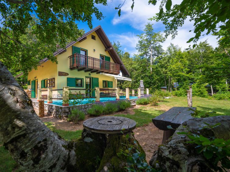 9-persoons vrijstaand vakantiehuis Legendao in Fužine met open haard in Fužine