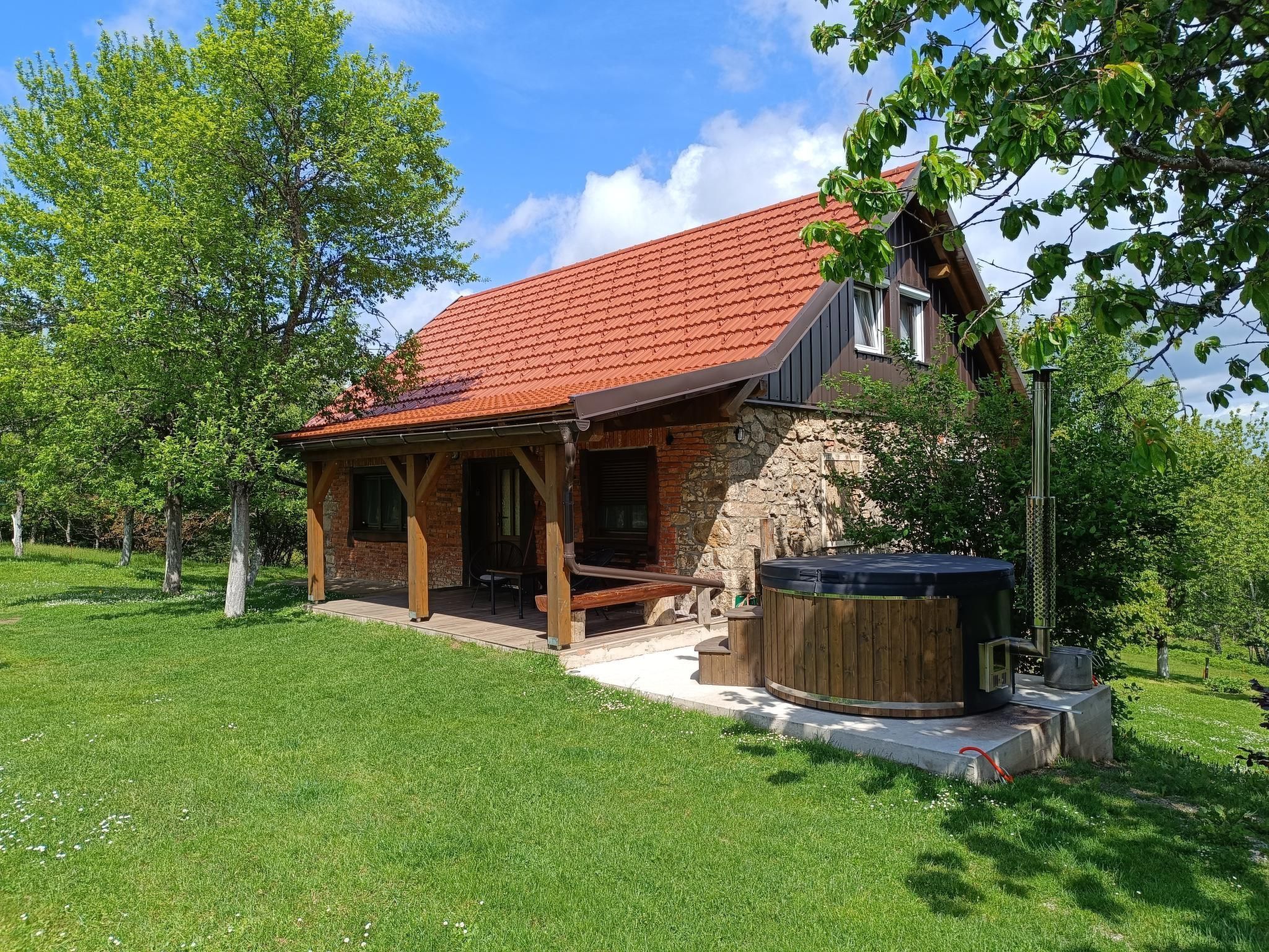 Haus in Sleme Skradsko mit Whirlpool und Parkplatz-Binnen