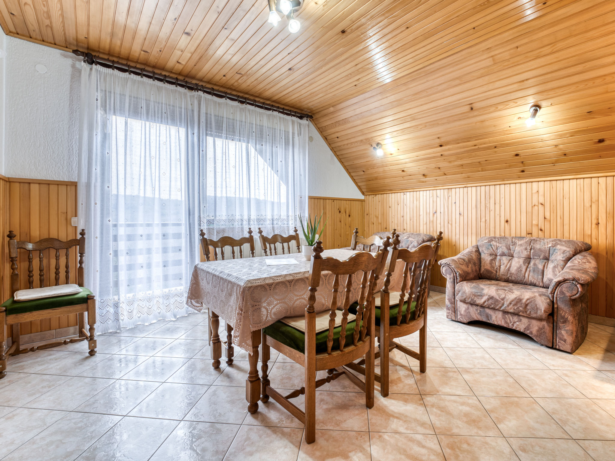 Maison Maklen – Cuisine et coin repas, photo 25 sur 53