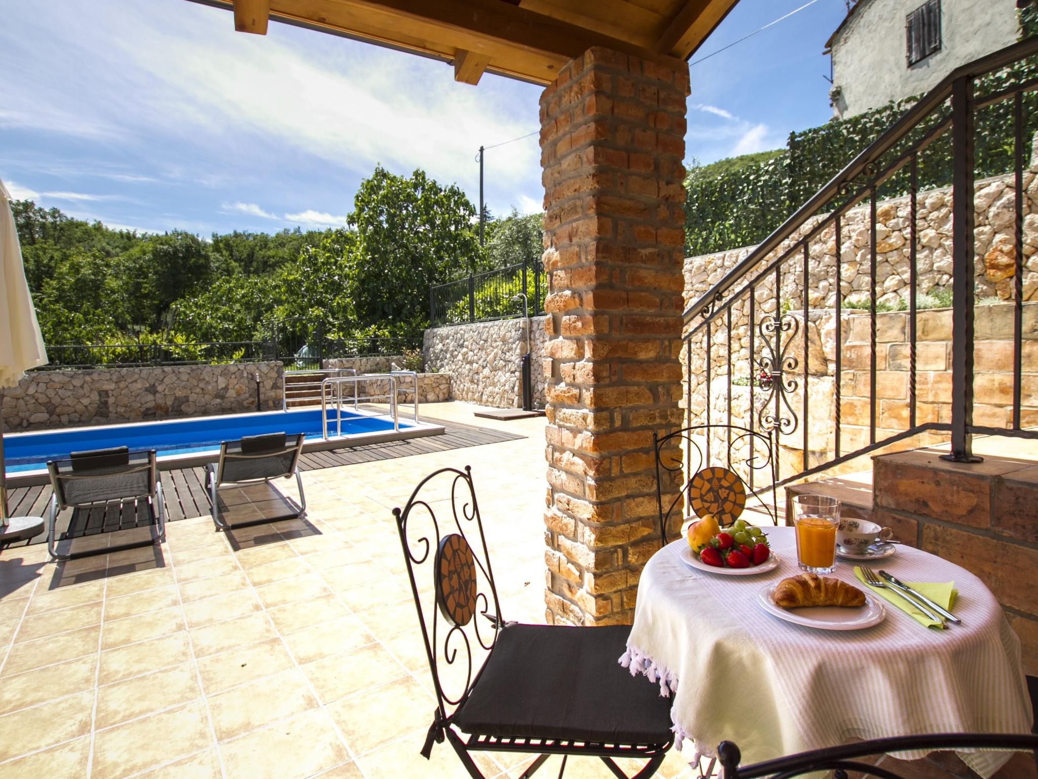 Geräumiges Ferienhaus in Brseč mit Privatem Pool-Drinnen