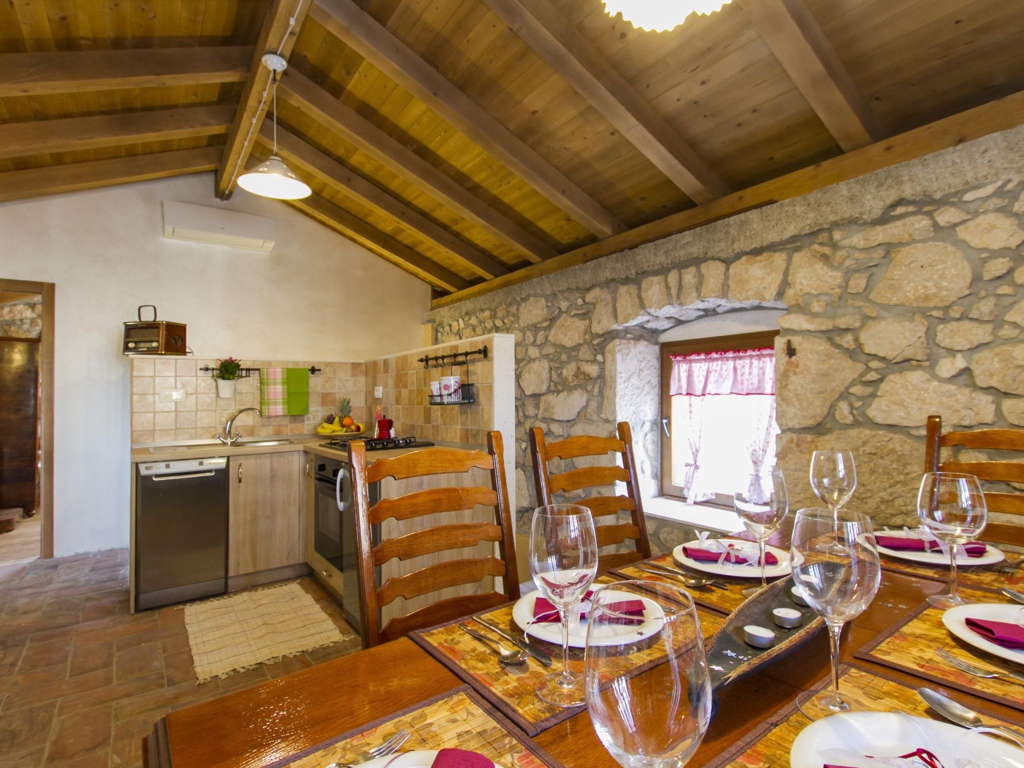 Geräumiges Ferienhaus in Brseč mit Privatem Pool-Drinnen