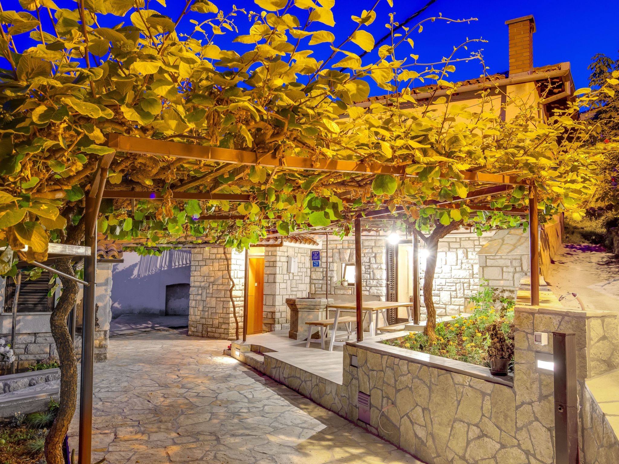 Mit großem Garten und Pool-Inside