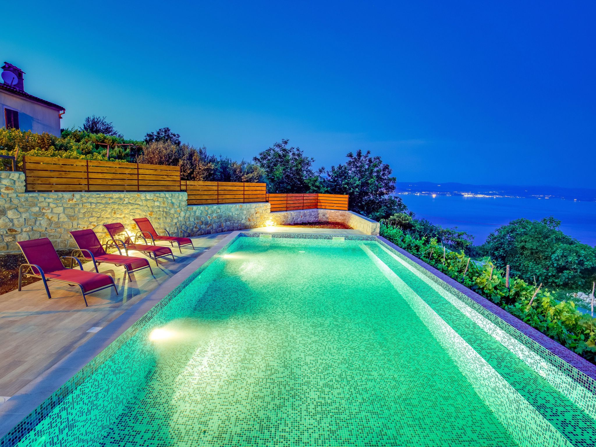 Mit großem Garten und Pool-Inside