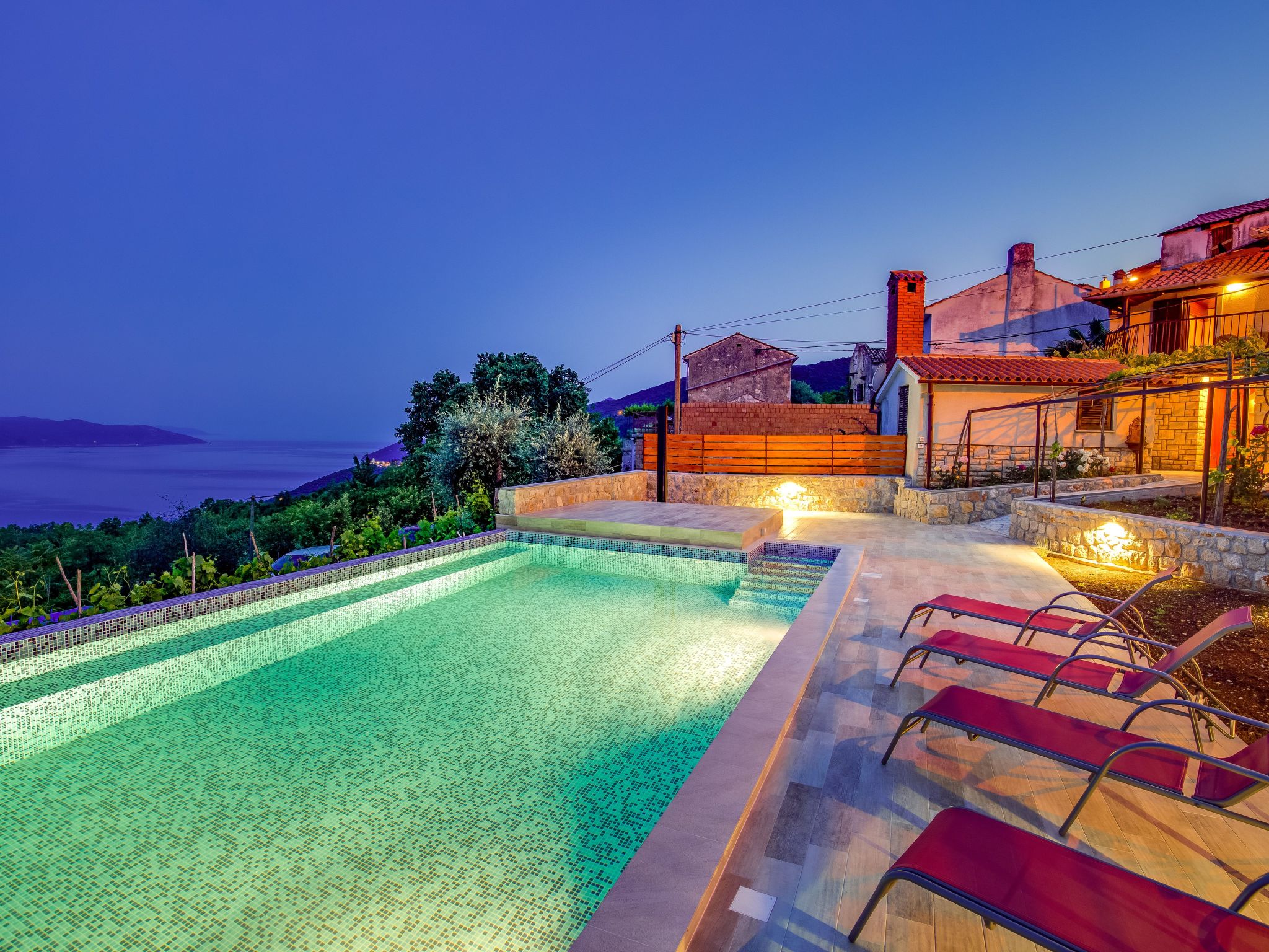 Mit großem Garten und Pool-Inside