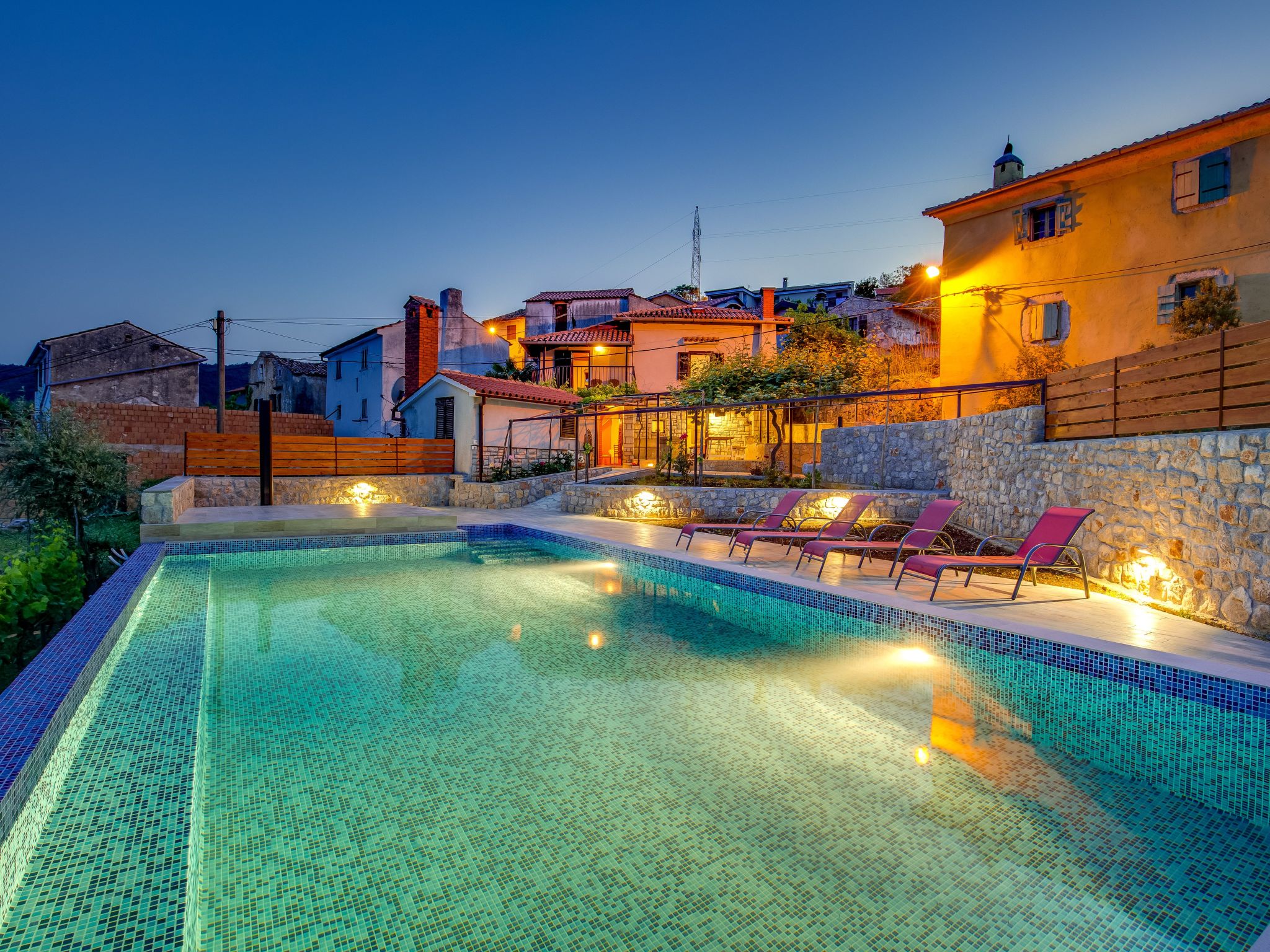 Mit großem Garten und Pool-Inside