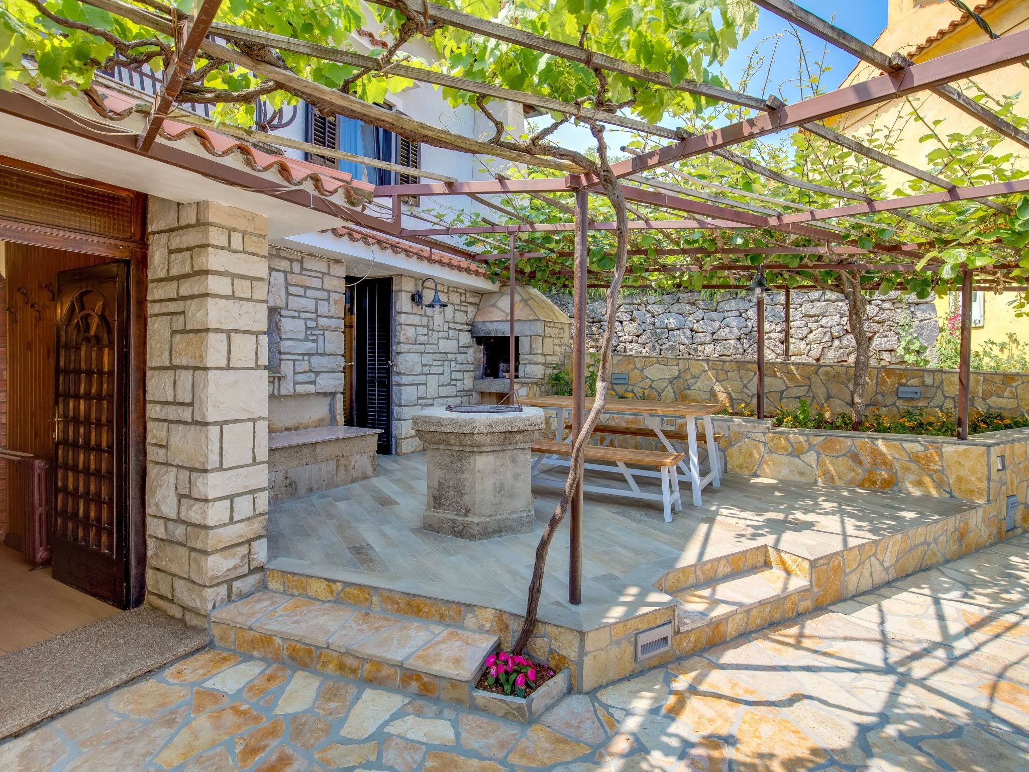 Mit großem Garten und Pool-Inside