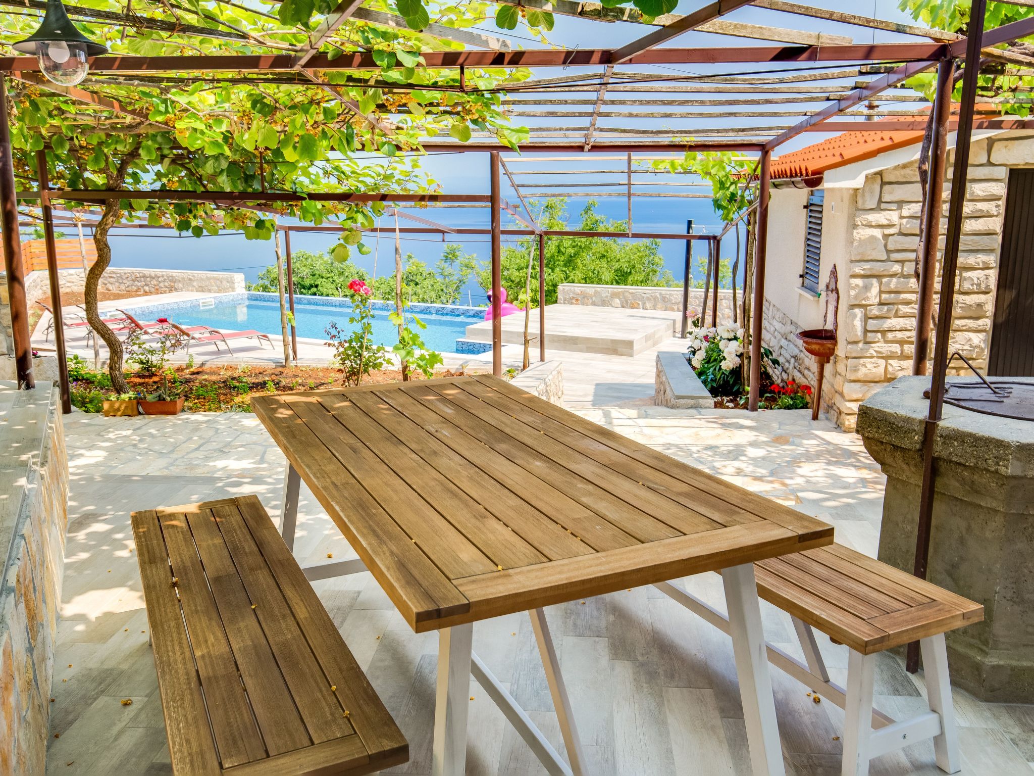 Mit großem Garten und Pool-Inside