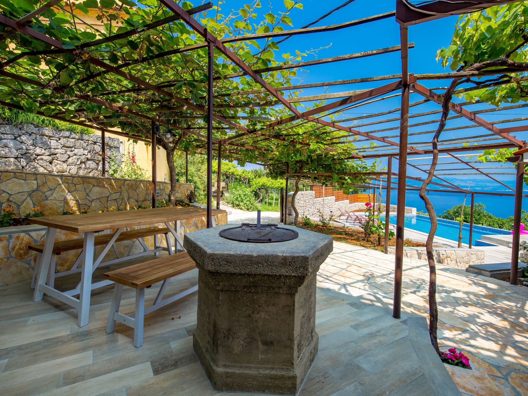 Mit großem Garten und Pool-Inside