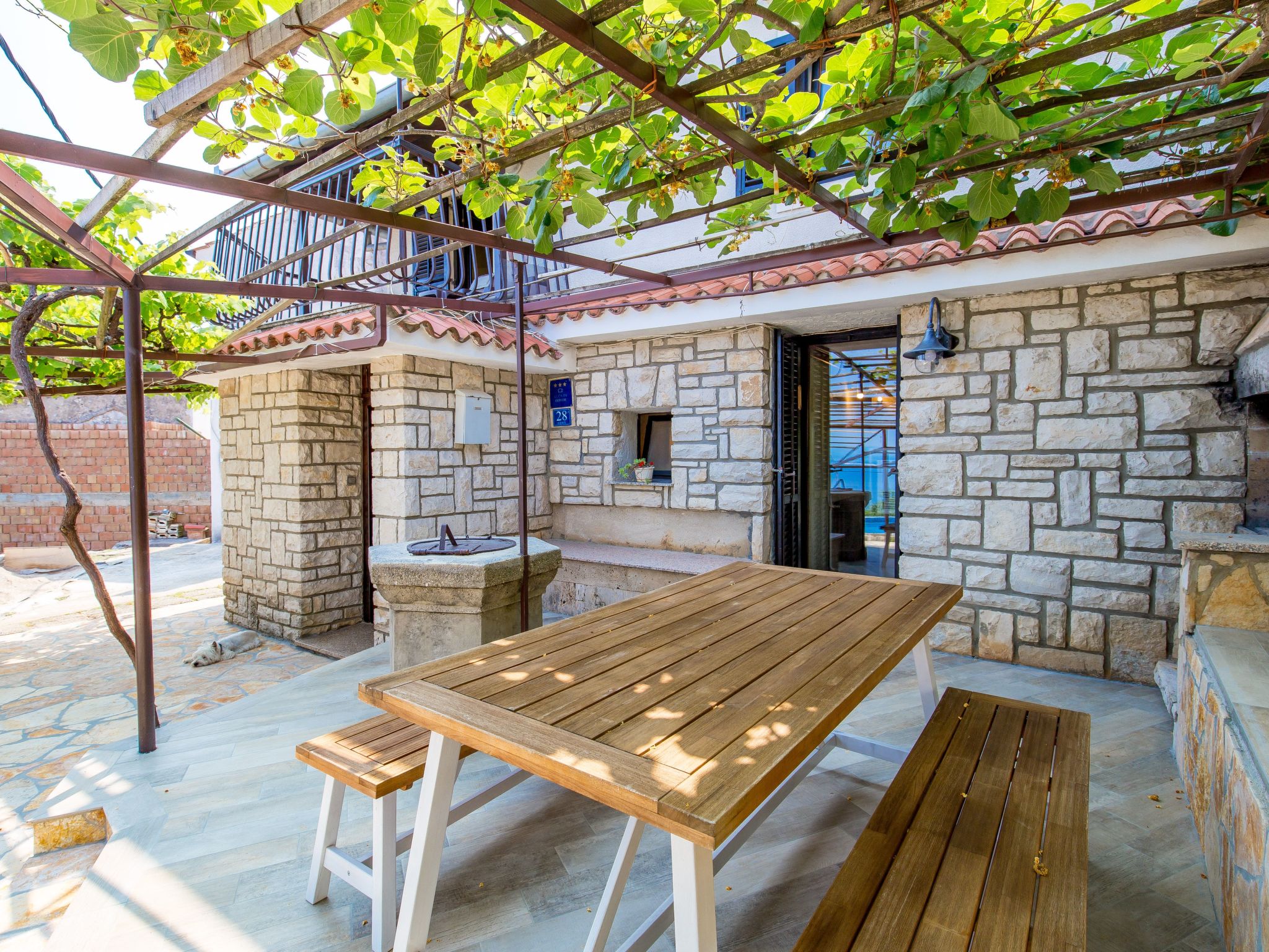 Mit großem Garten und Pool-Inside