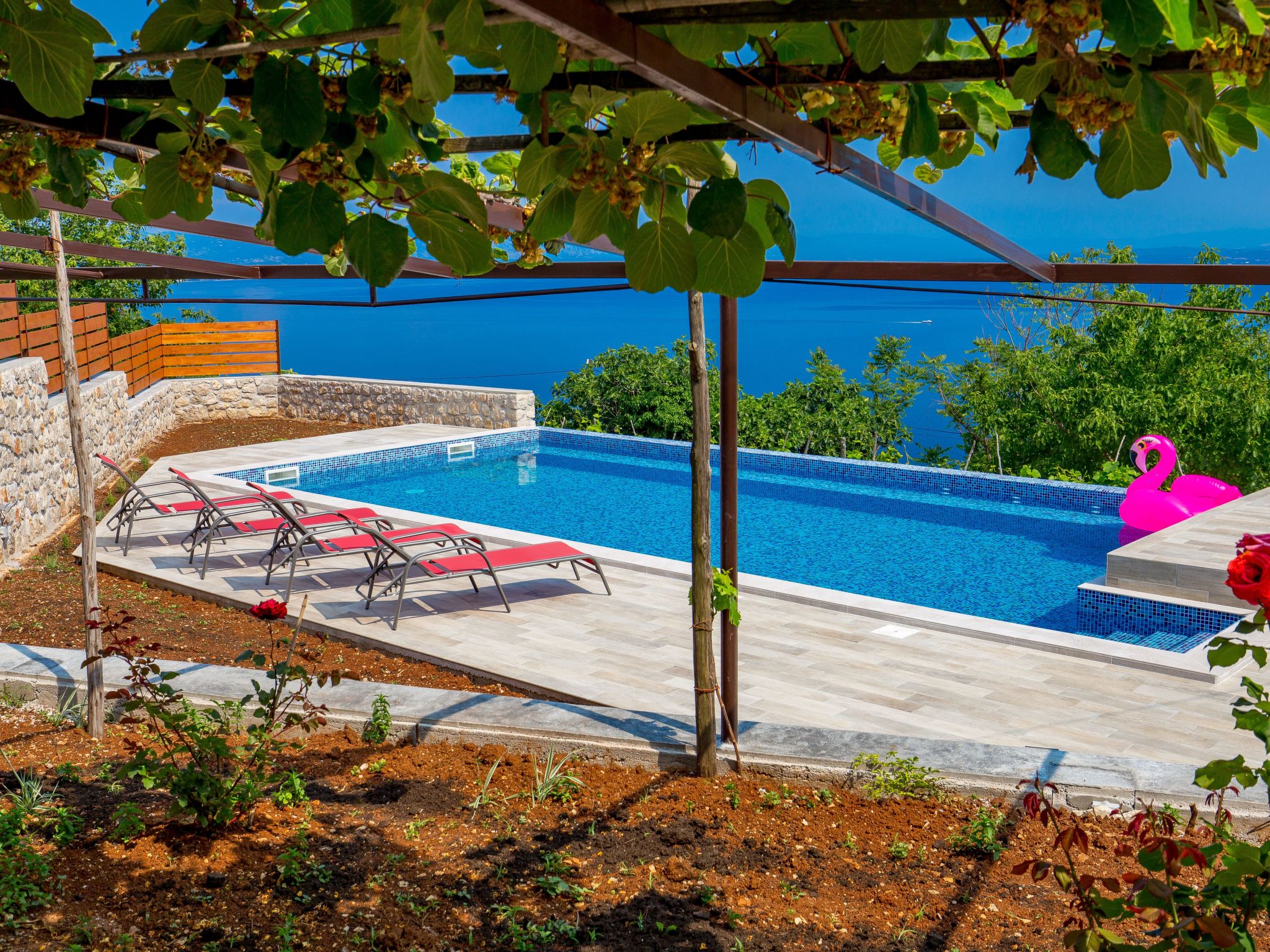 Mit großem Garten und Pool-Inside