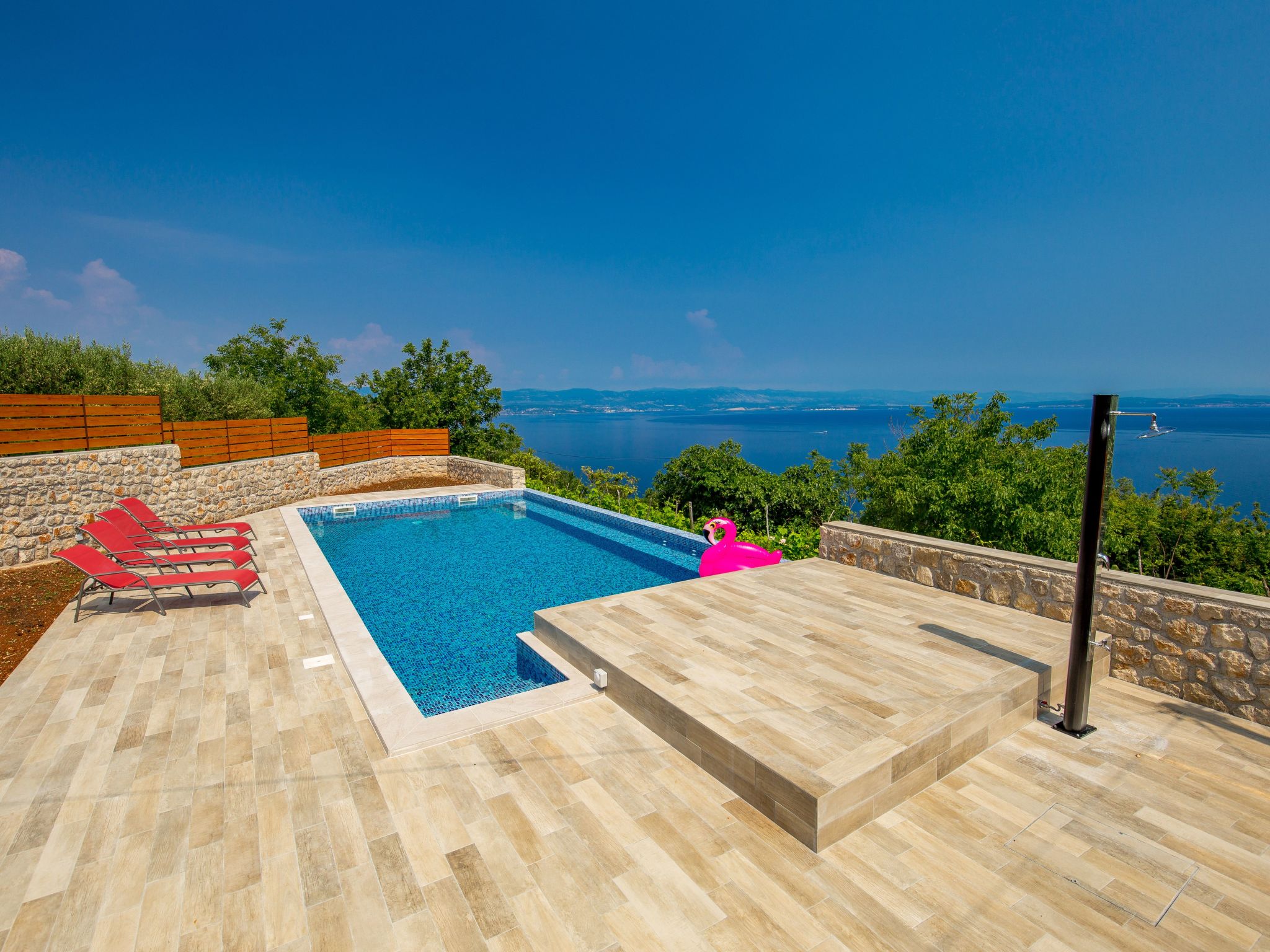 Mit großem Garten und Pool-Inside