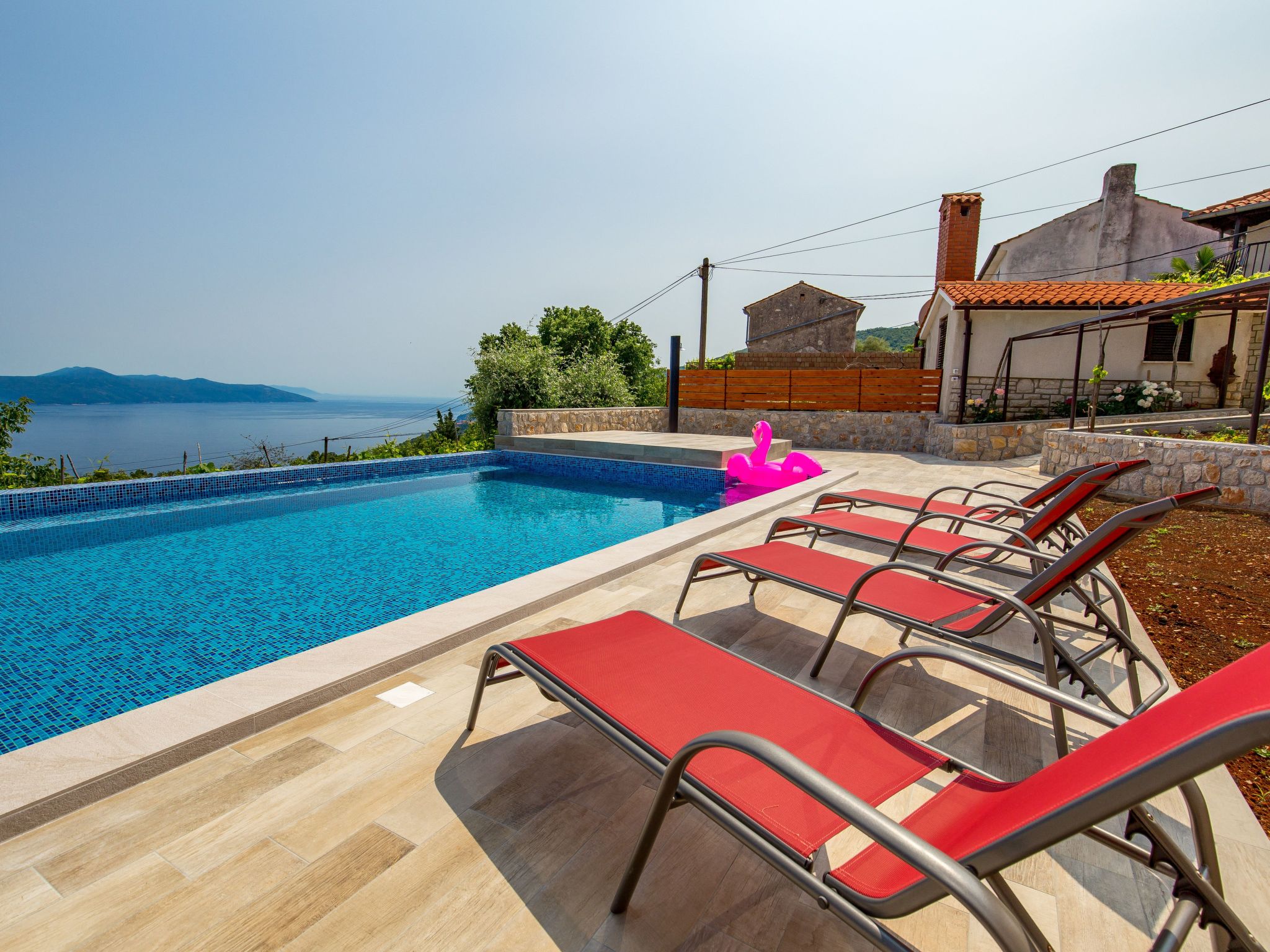 Mit großem Garten und Pool-Inside