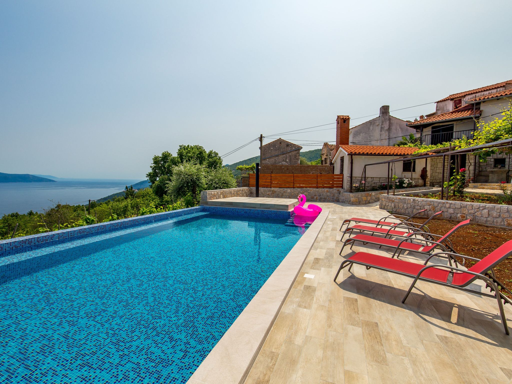 Mit großem Garten und Pool-Inside