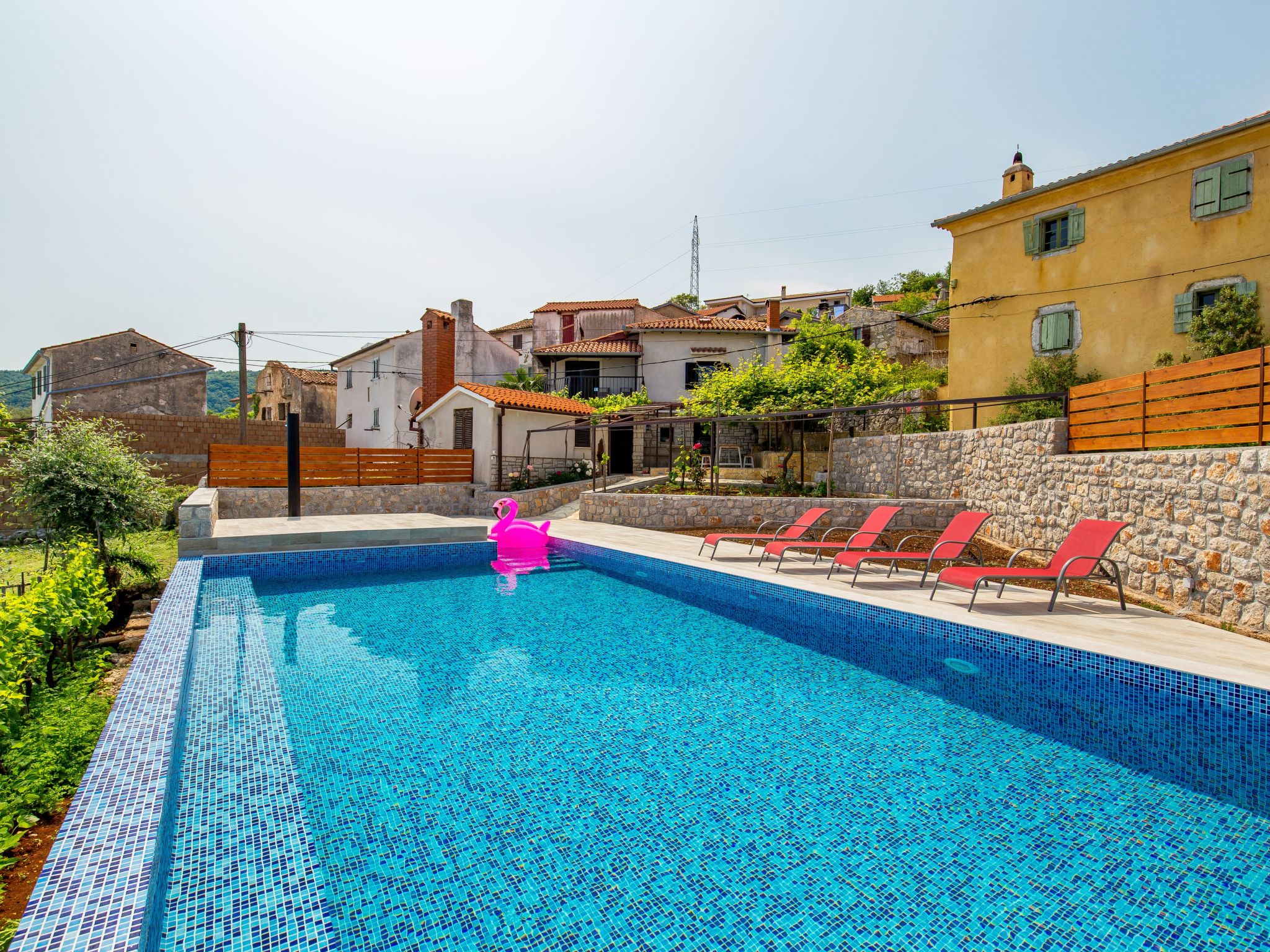 Mit großem Garten und Pool-Inside