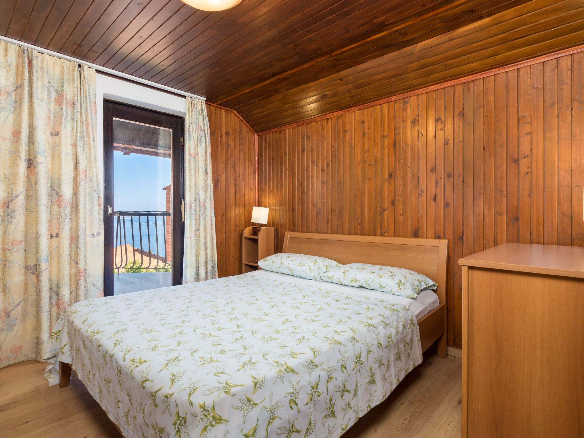 Mit großem Garten und Pool-Inside