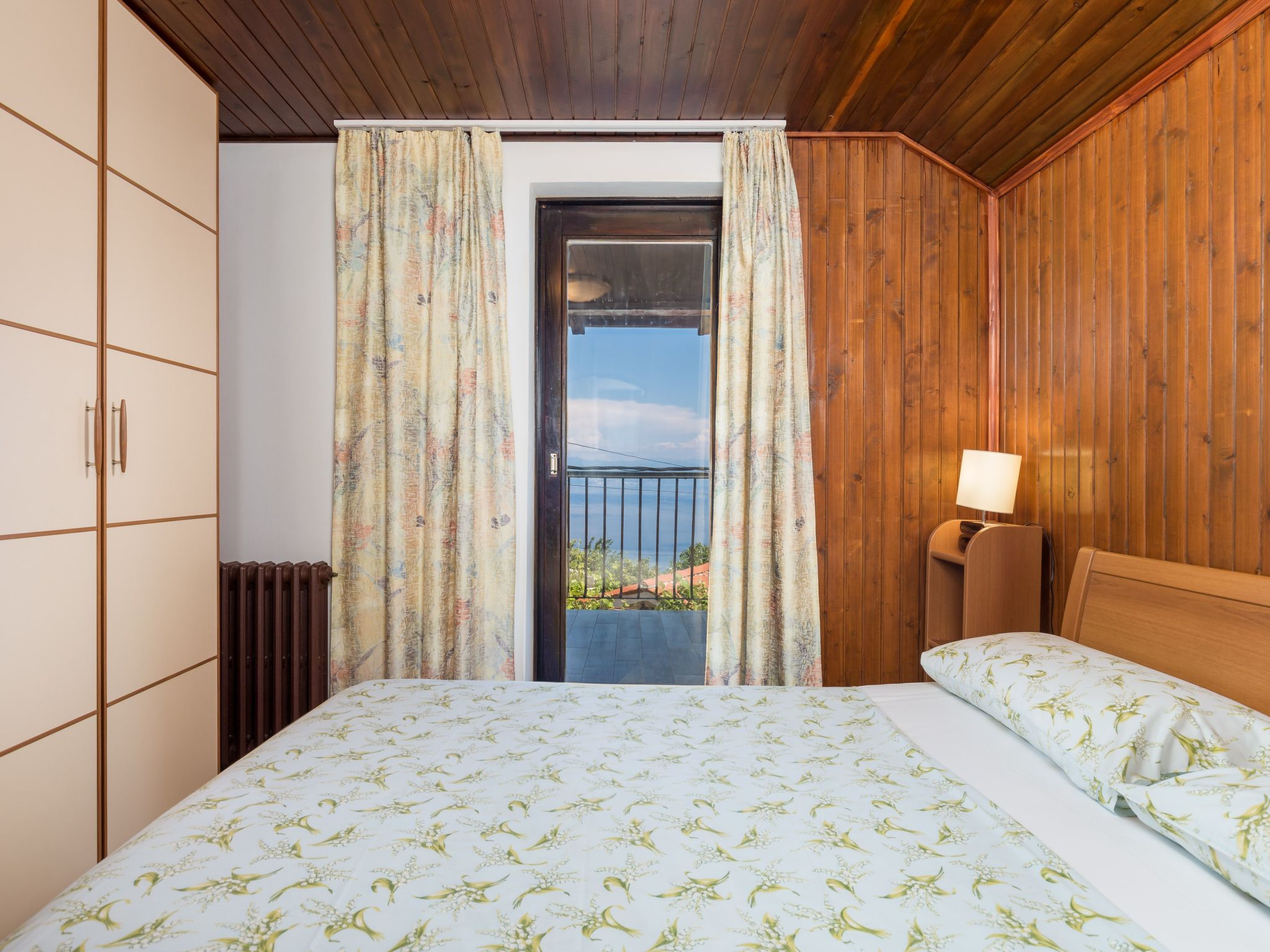 Mit großem Garten und Pool-Inside