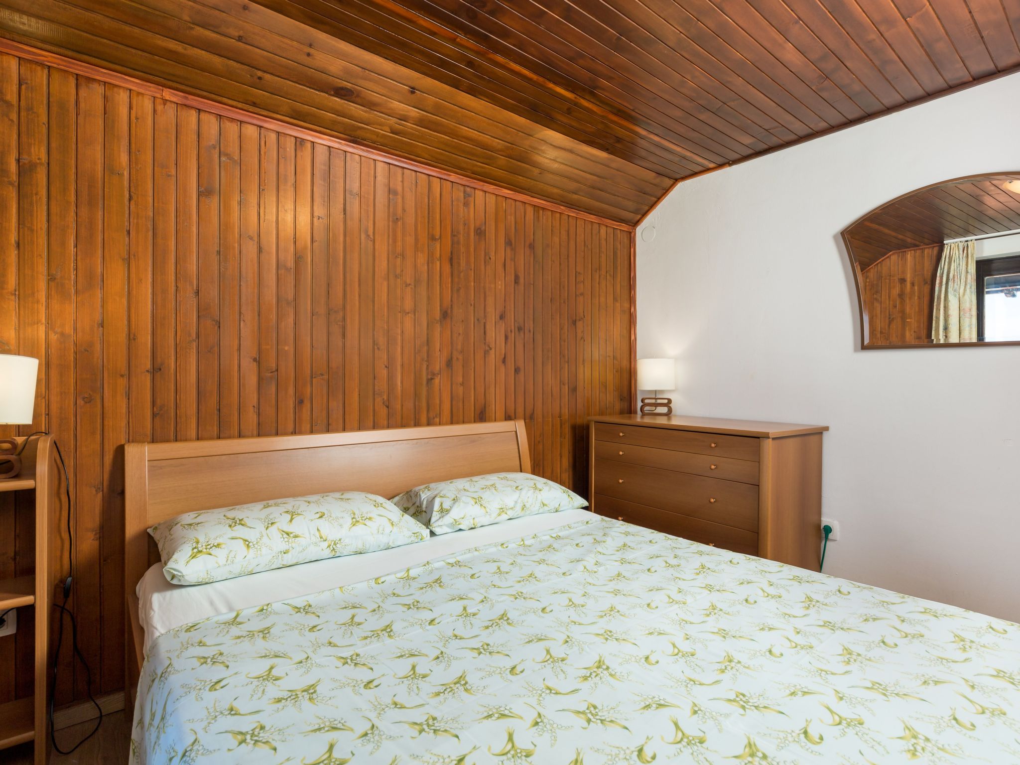 Mit großem Garten und Pool-Inside