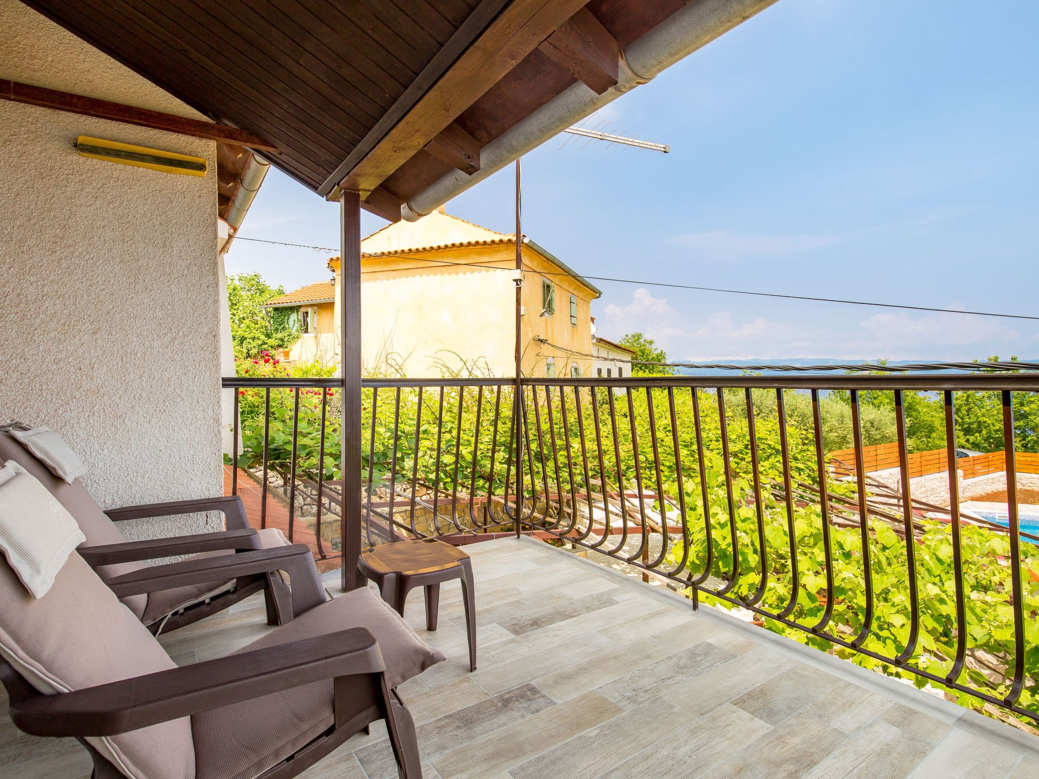 Mit großem Garten und Pool-Inside