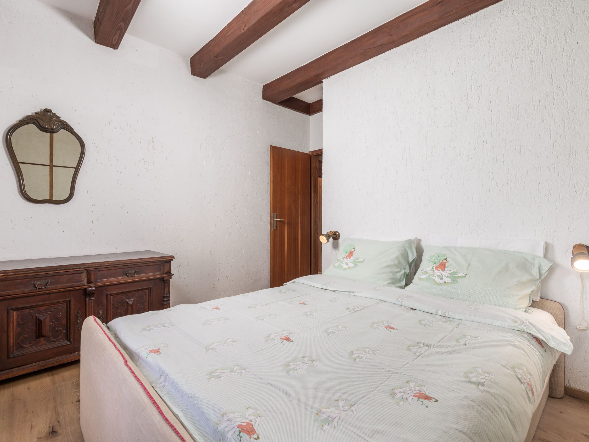 Mit großem Garten und Pool-Inside