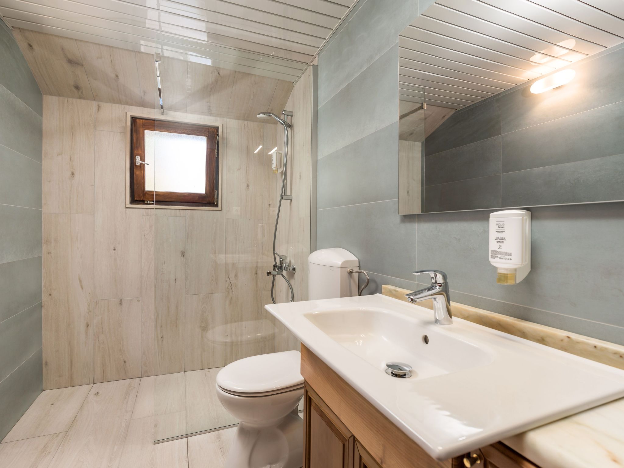 Mit großem Garten und Pool-Inside