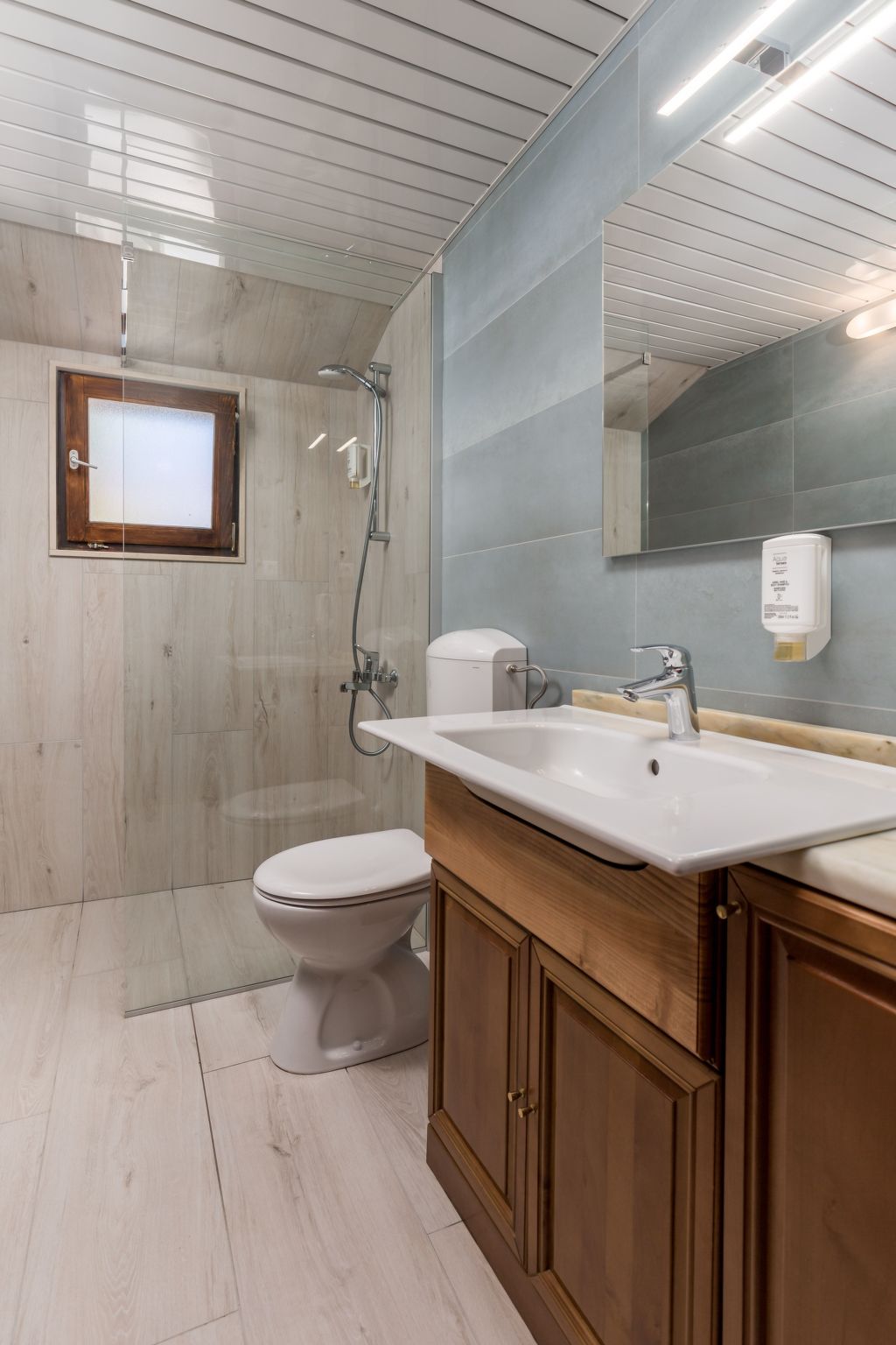 Mit großem Garten und Pool-Inside