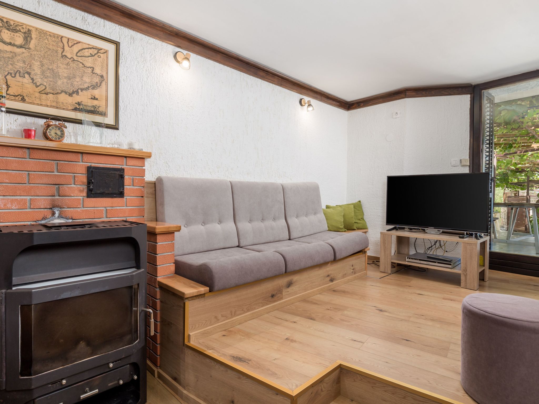 Mit großem Garten und Pool-Inside