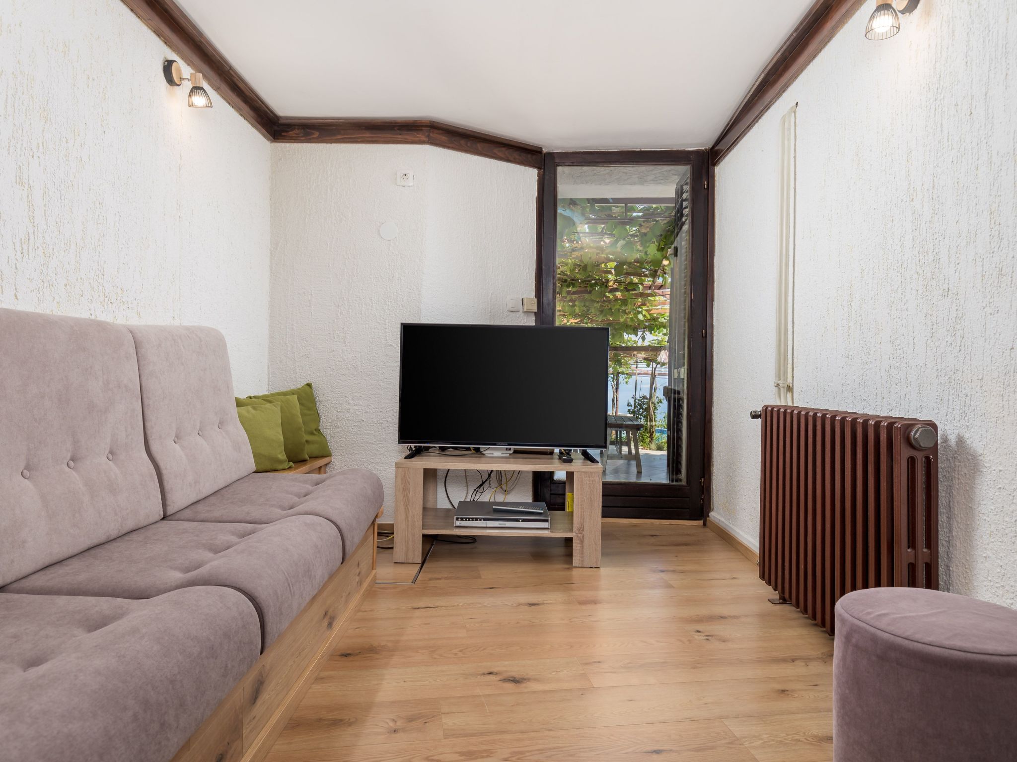 Mit großem Garten und Pool-Inside