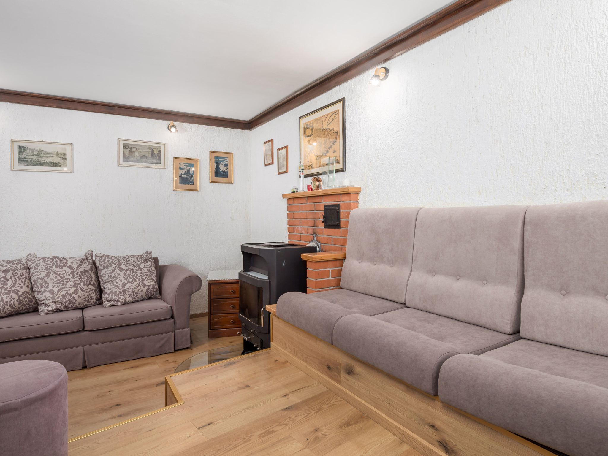 Mit großem Garten und Pool-Inside