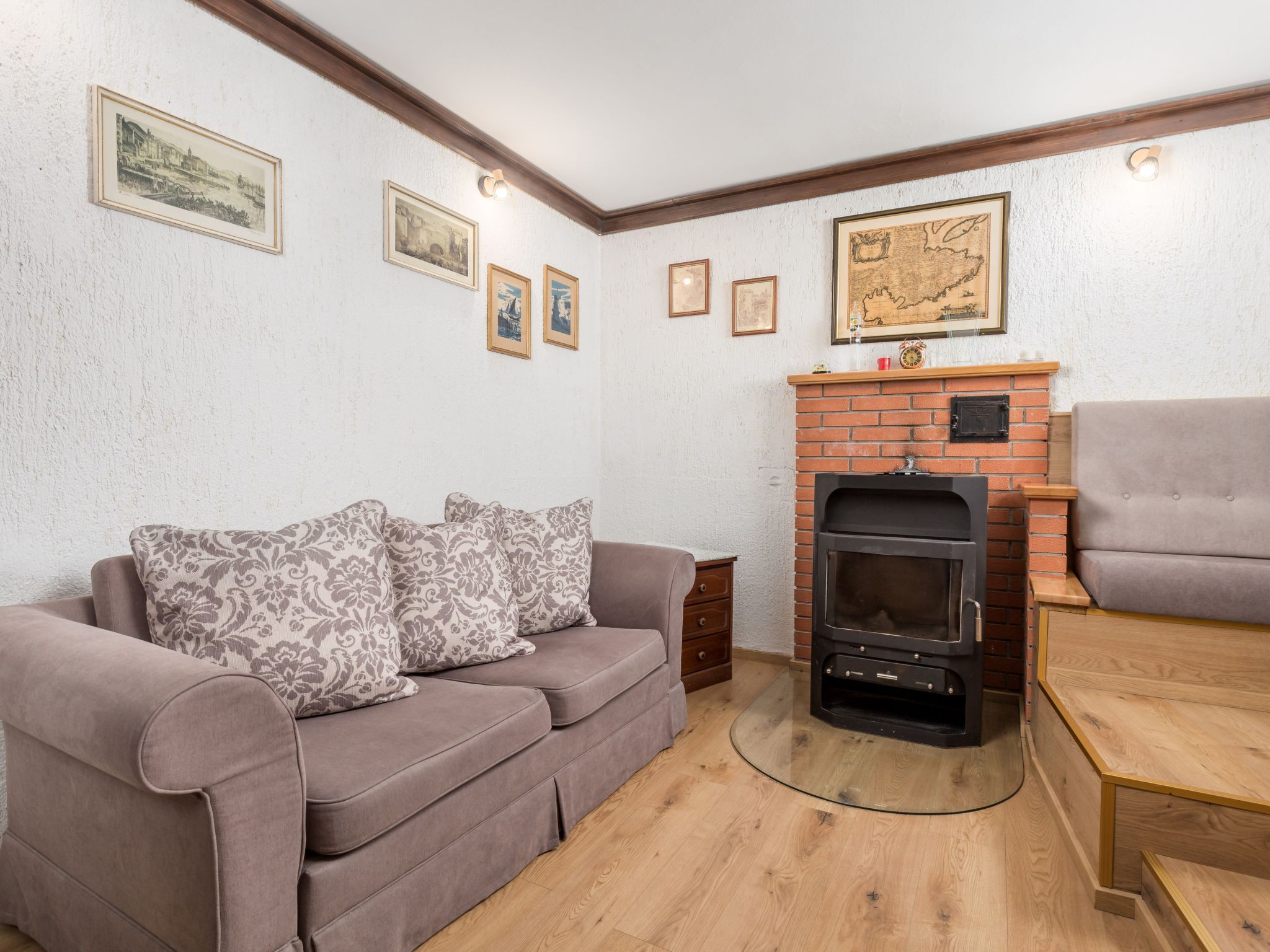 Mit großem Garten und Pool-Inside